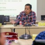 Reses Bisa Jadi Sarana Sosialisasi Layanan Digital January 22, 2026 5:42 pm Komisi C DPRD DKI Jakarta mendorong optimalisasi kegiatan reses sebagai ruang komunikasi dua arah antara pemerintah daerah dan masyarakat. Khususnya untuk menyampaikan kebijakan serta layanan publik berbasis digital. Anggota KomisiAugust Hamonangan menilai, masih terdapat tantangan dalam pemahaman masyarakat terhadap layanan digital yang terus berkembang seiring transformasi pelayanan publik. “Pendampingan masih dibutuhkan oleh sebagian masyarakat DKI Jakarta dalam memahami layanan berbasis digital,” terang August saat rapat bersama eksekutif di Ruang Komisi C DPRD DKI Jakarta, Rabu (21/1). Sebab, lanjut dia, kondisi tersebut kerap terjadi dalam pelaksanaan kegiatan reses. Sejumlah aspirasi warga yang belum memahami substansi kebijakan dan mekanisme dan prosedur layanan. “Oleh karena itu, kegiatan reses dapat dimanfaatkan sebagai sarana sosialisasi kebijakan dan layanan pemerintah agar lebih mudah dipahami serta tepat sasaran,” terang August. Menurut dia, kehadiran langsung perangkat daerah dalam kegiatan reses menjadi faktor penting. Sehingga masyarakat memperoleh penjelasan yang utuh. Sekaligus solusi atas persoalan yang dihadapi di lapangan. “Dengan kehadiran perangkat daerah, aspirasi masyarakat dapat diserap sekaligus disertai penjelasan mengenai kebijakan dan mekanisme layanan yang berlaku,” tegas August. August berharap, kegiatan reses ke depan dapat semakin dimaksimalkan sebagai forum dialog konstruktif antara pemerintah daerah dan masyarakat. Implementasi layanan publik berjalan lebih efektif dan responsif. (all/df)