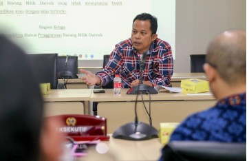 Reses Bisa Jadi Sarana Sosialisasi Layanan Digital January 22, 2026 5:42 pm Komisi C DPRD DKI Jakarta mendorong optimalisasi kegiatan reses sebagai ruang komunikasi dua arah antara pemerintah daerah dan masyarakat. Khususnya untuk menyampaikan kebijakan serta layanan publik berbasis digital. Anggota KomisiAugust Hamonangan menilai, masih terdapat tantangan dalam pemahaman masyarakat terhadap layanan digital yang terus berkembang seiring transformasi pelayanan publik. “Pendampingan masih dibutuhkan oleh sebagian masyarakat DKI Jakarta dalam memahami layanan berbasis digital,” terang August saat rapat bersama eksekutif di Ruang Komisi C DPRD DKI Jakarta, Rabu (21/1). Sebab, lanjut dia, kondisi tersebut kerap terjadi dalam pelaksanaan kegiatan reses. Sejumlah aspirasi warga yang belum memahami substansi kebijakan dan mekanisme dan prosedur layanan. “Oleh karena itu, kegiatan reses dapat dimanfaatkan sebagai sarana sosialisasi kebijakan dan layanan pemerintah agar lebih mudah dipahami serta tepat sasaran,” terang August. Menurut dia, kehadiran langsung perangkat daerah dalam kegiatan reses menjadi faktor penting. Sehingga masyarakat memperoleh penjelasan yang utuh. Sekaligus solusi atas persoalan yang dihadapi di lapangan. “Dengan kehadiran perangkat daerah, aspirasi masyarakat dapat diserap sekaligus disertai penjelasan mengenai kebijakan dan mekanisme layanan yang berlaku,” tegas August. August berharap, kegiatan reses ke depan dapat semakin dimaksimalkan sebagai forum dialog konstruktif antara pemerintah daerah dan masyarakat. Implementasi layanan publik berjalan lebih efektif dan responsif. (all/df)