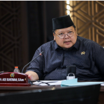Rencana Pemprov DKI memperluas jangkauan layanan Bus Transjabodetabek secara massif menuai dukungan dari legislator di Komisi B. Langkah strategis itu menjadi cara mengurai simpul kemacetan. Menurut Anggota Komisi B Ade Suherman, pemerintah provinsi bersama DPRD mendorong peralihan mobilitas warga dari kendaraan pribadi ke transportasi umum. Khususnya bagi warga yang berasal dari luar Jakarta. “Saya sangat mendukung rencana tersebut,” ujar dia, Selasa (20/1). Anggota Komisi B DPRD DKI Jakarta Ade Suherman. (dok.DDJP) Ketersediaan moda transportasi terjangkau dan saling terhubung, kata Ade, merupakan solusi mutlak bagi warga komuter. “Saat ini sudah ada layanan dari arah Bogor, dan jika ditambah hingga ke bandara tentu akan sangat baik,” ucap dia. Dengan begitu, harap Ade, masyarakat semakin tertarik menggunakan transportasi umum. Perluasan rute bisa berbarengan dengan pembangunan fasilitas park and ride yang mumpuni di titik-titik strategis. Keberadaan angkutan pengumpan atau feeder di wilayah masing-masing juga krusial untuk memastikan integrasi transportasi berjalan dengan paripurna. “Sehingga masyarakat bisa memarkir kendaraan pribadinya, lalu melanjutkan perjalanan dengan transportasi umum,” tutur Ade. “Ditambah dengan feeder dari wilayah masing-masing. Integrasi transportasi ini diharapkan dapat berjalan optimal,” tambah politisi PKS itu. Ekspansi layanan transportasi tidak sekadar memindahkan orang, melainkan berdampak signifikan terhadap kualitas lingkungan hidup. Dengan sistem yang terintegrasi, lanjut Ade, target mengurangi kemacetan, menekan polusi udara, dan mewujudkan Jakarta yang lebih tertata. “Diharapkan dapat tercapai,” pungkas Ade. (red)