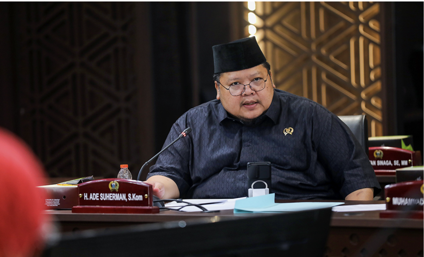 Rencana Pemprov DKI memperluas jangkauan layanan Bus Transjabodetabek secara massif menuai dukungan dari legislator di Komisi B. Langkah strategis itu menjadi cara mengurai simpul kemacetan. Menurut Anggota Komisi B Ade Suherman, pemerintah provinsi bersama DPRD mendorong peralihan mobilitas warga dari kendaraan pribadi ke transportasi umum. Khususnya bagi warga yang berasal dari luar Jakarta. “Saya sangat mendukung rencana tersebut,” ujar dia, Selasa (20/1). Anggota Komisi B DPRD DKI Jakarta Ade Suherman. (dok.DDJP) Ketersediaan moda transportasi terjangkau dan saling terhubung, kata Ade, merupakan solusi mutlak bagi warga komuter. “Saat ini sudah ada layanan dari arah Bogor, dan jika ditambah hingga ke bandara tentu akan sangat baik,” ucap dia. Dengan begitu, harap Ade, masyarakat semakin tertarik menggunakan transportasi umum. Perluasan rute bisa berbarengan dengan pembangunan fasilitas park and ride yang mumpuni di titik-titik strategis. Keberadaan angkutan pengumpan atau feeder di wilayah masing-masing juga krusial untuk memastikan integrasi transportasi berjalan dengan paripurna. “Sehingga masyarakat bisa memarkir kendaraan pribadinya, lalu melanjutkan perjalanan dengan transportasi umum,” tutur Ade. “Ditambah dengan feeder dari wilayah masing-masing. Integrasi transportasi ini diharapkan dapat berjalan optimal,” tambah politisi PKS itu. Ekspansi layanan transportasi tidak sekadar memindahkan orang, melainkan berdampak signifikan terhadap kualitas lingkungan hidup. Dengan sistem yang terintegrasi, lanjut Ade, target mengurangi kemacetan, menekan polusi udara, dan mewujudkan Jakarta yang lebih tertata. “Diharapkan dapat tercapai,” pungkas Ade. (red)
