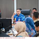 Pemerintah melalui Kementerian Lingkungan Hidup menyoroti kondisi darurat sampah di berbagai daerah. Lalu, menetapkan status darurat sampah nasional. Bahkan, meminta setiap DPRD memperketat pengawasan dan kebijakan. Menanggapi hal itu, Wakil Ketua DPRD DKI Jakarta Wibi Andrino menegaskan, akan mengevaluasi secara menyeluruh terhadap pengelolaan sampah. “Untuk DKI Jakarta, anggaran pengelolaan sampah saat ini berkisar di angka Rp.3 triliun lebih per tahun,” ujar dia, Selasa (20/1). Wakil Ketua DPRD DKI Jakarta Wibi Andrino. (dok.DDJP) “(Anggaran) termasuk untuk operasional pengangkutan, pengolahan, hingga pengelolaan TPST Bantargebang,” tambah Wibi. Namun, DPRD DKI Jakarta tak hanya akan melihat kecil besarnya anggaran pengelolaan sampah. Melainkan melihat pada efektivitas pemanfaatan. “Apakah belanja persampahan benar-benar berdampak pada pengurangan sampah dari hulu, peningkatan daur ulang, dan pengurangan ketergantungan pada landfill,” tegas Wibi. Terkait penanganann sampah yang masih bertumpu pada pembuangan akhir, kata Wibi, perlu evaluasi. Sehingga tidak terus berulang tanpa hasil signifikan. Karena itu, DPRD mendorong penguatan anggaran yang tepat sasaran, berbasis kinerja, teknologi, serta kolaborasi lintas wilayah. “Agar persoalan sampah tidak terus diselesaikan dengan pola lama yang berulang,” tandas Wibi. (red)