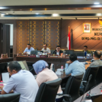 Sengketa Status Lahan TPU Tegal Alur Mulai Terkuak January 28, 2026 1:28 pm Komisi A DPRD DKI Jakarta menggelar rapat audiensi lanjutan membahas kejelasan data aset terkait lahan Tempat Pemakaman Umum (TPU) Tegal Alur, Kalideres, Jakarta Barat. Pertemuan itu berlangsung di Ruang Rapat Komisi A DPRD DKI Jakarta, Rabu (28/1). Anggota Komisi A Nuchbatillah menyebut Badan Pertanahan Nasional (BPN) telah memaparkan status kepemilikan lahan secara menyeluruh. Dengan demikian, status lahan tersebut mulai terkuak. “BPN sudah menjelaskan duduk permasalahannya. Termasuk status kepemilikan lokasi beserta surat-menyurat pendukungnya,” terang Nuchbatillah. Ia menjelaskan, lahan yang tersebut tidak termasuk dalam Kartu Inventaris Barang (KIB) Pemprov DKI yang telah diterbitkan sertifikat hak pakai. “Lokasi yang menjadi permasalahan tidak termasuk milik Pemprov DKI Jakarta,” terang Nuchbatillah. Berdasarkan keterangan BPN, kata dia, tidak terdapat tumpang tindih antara lahan milik warga dengan aset Pemprov DKI. “Masing-masing memiliki hak dan lokasinya berbeda,” tambah Nuchbatillah. Karena itu, Komisi A meminta Pemprov DKI melengkapi pembuktian atas klaim aset yang tercatat dalam KIB melalui data dan dokumen pendukung. “Kalau dinyatakan masuk KIB, klaim itu harus dibuktikan dengan data dan fakta yang jelas,” tegas Nuchbatillah. Sementara itu, Kepala Subbidang Sengketa Aset Badan Pengelolaan Aset Daerah (BPAD) Budi Santoso menyampaikan pencatatan internal aset. “Berdasarkan pencatatan pada sistem, objek bidang tanah tersebut tercatat sebagai aset milik Pemprov DKI Jakarta dan terdata pada KIB-A,” jelas Budi. Di sisi lain, Kepala Bidang Survei dan Pemetaan Kantor Wilayah BPN DKI Jakarta Yohanes Chrisostumus Fajar Nugroho Adi, menegaskan sertifikat hak milik warga telah terbit melalui prosedur resmi. “Sertifikat diterbitkan melalui program Pendaftaran Tanah Sistematis Lengkap (PTSL) dan berdasarkan penelusuran kami tidak ditemukan tumpang tindih dengan hak pakai Pemprov,” ungkap Fajar. Ia menambahkan, BPN telah menugaskan tim untuk menelusuri dokumen pendukung dari masing-masing pihak. Tujuannya, memperoleh kejelasan data. “Kami menugaskan tim untuk menelusuri seluruh dokumen pendukung agar persoalan ini dapat dijelaskan secara utuh,” tambah Fajar. Sebagai tindak lanjut rapat, Pemprov DKI meminta waktu satu pekan untuk melengkapi dan menyampaikan dokumen pendukung terkait klaim aset lahan TPU Tegal Alur. (all/df)