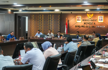 Sengketa Status Lahan TPU Tegal Alur Mulai Terkuak January 28, 2026 1:28 pm Komisi A DPRD DKI Jakarta menggelar rapat audiensi lanjutan membahas kejelasan data aset terkait lahan Tempat Pemakaman Umum (TPU) Tegal Alur, Kalideres, Jakarta Barat. Pertemuan itu berlangsung di Ruang Rapat Komisi A DPRD DKI Jakarta, Rabu (28/1). Anggota Komisi A Nuchbatillah menyebut Badan Pertanahan Nasional (BPN) telah memaparkan status kepemilikan lahan secara menyeluruh. Dengan demikian, status lahan tersebut mulai terkuak. “BPN sudah menjelaskan duduk permasalahannya. Termasuk status kepemilikan lokasi beserta surat-menyurat pendukungnya,” terang Nuchbatillah. Ia menjelaskan, lahan yang tersebut tidak termasuk dalam Kartu Inventaris Barang (KIB) Pemprov DKI yang telah diterbitkan sertifikat hak pakai. “Lokasi yang menjadi permasalahan tidak termasuk milik Pemprov DKI Jakarta,” terang Nuchbatillah. Berdasarkan keterangan BPN, kata dia, tidak terdapat tumpang tindih antara lahan milik warga dengan aset Pemprov DKI. “Masing-masing memiliki hak dan lokasinya berbeda,” tambah Nuchbatillah. Karena itu, Komisi A meminta Pemprov DKI melengkapi pembuktian atas klaim aset yang tercatat dalam KIB melalui data dan dokumen pendukung. “Kalau dinyatakan masuk KIB, klaim itu harus dibuktikan dengan data dan fakta yang jelas,” tegas Nuchbatillah. Sementara itu, Kepala Subbidang Sengketa Aset Badan Pengelolaan Aset Daerah (BPAD) Budi Santoso menyampaikan pencatatan internal aset. “Berdasarkan pencatatan pada sistem, objek bidang tanah tersebut tercatat sebagai aset milik Pemprov DKI Jakarta dan terdata pada KIB-A,” jelas Budi. Di sisi lain, Kepala Bidang Survei dan Pemetaan Kantor Wilayah BPN DKI Jakarta Yohanes Chrisostumus Fajar Nugroho Adi, menegaskan sertifikat hak milik warga telah terbit melalui prosedur resmi. “Sertifikat diterbitkan melalui program Pendaftaran Tanah Sistematis Lengkap (PTSL) dan berdasarkan penelusuran kami tidak ditemukan tumpang tindih dengan hak pakai Pemprov,” ungkap Fajar. Ia menambahkan, BPN telah menugaskan tim untuk menelusuri dokumen pendukung dari masing-masing pihak. Tujuannya, memperoleh kejelasan data. “Kami menugaskan tim untuk menelusuri seluruh dokumen pendukung agar persoalan ini dapat dijelaskan secara utuh,” tambah Fajar. Sebagai tindak lanjut rapat, Pemprov DKI meminta waktu satu pekan untuk melengkapi dan menyampaikan dokumen pendukung terkait klaim aset lahan TPU Tegal Alur. (all/df)