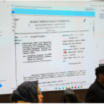 Sertifikasi Tanah Eigendom Perlu Diperjelas January 26, 2026 5:04 pm Komisi A DPRD DKI Jakarta meminta Badan Pertanahan Nasional memberikan penjelasan pasti terkait sengketa tanah yang diklaim sebagai tanah eigendom milik ahli waris Wahid Salim Abdat. Sebab, tanah seluas 7.025 m dan 2.640 kini telah diakuisisi dan berstatus Hak Guna Bangunan (HGB) oleh PT Agung Sedayu Group di JI. Mangga Dua Abdat, Kelurahan Mangga Dua Selatan, Kecamatan Sawah Besar, Jakarta Pusat. Demikian ungkap Sekretaris Komisi A Mujiyono usai menerima audiensi ahli warisan Wahid Salim Abdat terkai permohonan perlindungan hukum dan penyelesaian hak tanah warisan Eigendom Verponding di Gedung DPRD DKI Jakarta, Senin (26/1). Sekretaris Komisi A DPRD DKI Jakarta Mujiyono. (dok.DDJP) Mujiyono mengatakan, persoalan pertanahan merupakan masalah yang kompleks. Apalagi kasusnya telah berlangsung lama, sejak sekitar 1970-an. “Rekomendasi Komisi A adalah meminta pihak-pihak terkait, terutama BPN, untuk menjelaskan bagaimana proses sertifikasi itu bisa menjadi HGB. Apakah eigendomnya sama atau berbeda,” ujar Mujiyono. Berdasarkan hasil rapat, Mujiyono menilai, proses administrasi yang telah ditempuh oleh pihak ahli waris belum lengkap. Perlu keterangan lebih lanjut dengan sejumlah eksekutif terkait. Seperti, Biro Hukum dan Badan Aset Daerah, untuk menelusuri riwayat tanah sebelum beralih status. Selain itu, Mujiyono menjelaskan, persoalan penguasaan fisik tanah berstatus eigendom memang kerap menjadi catatan dalam sengketa lahan. Sebab tanah eigendom merupakan peninggalan hukum agraria era Kolonial Belanda. “Eigendom itu sebenarnya sertifikat hak milik versi Belanda. Detailnya bahkan lebih rinci dibanding girik. Kalau girik itu hanya hamparan atau pemetaan saja,” ungkap Mujiyono. “Tanah-tanah eigendom itu rata-rata secara fisik tidak dikuasai. Dikuasai itu artinya bisa meminta orang lain atau pihak lain untuk menduduki, misalnya dengan memagar atau ada pos penjagaan,” tambah dia. Dengan demikian, Mujiyono mengimbau masyarakat yang memiliki aset tanah agar segera melakukan penguasaan fisik. Tujuannya untuk menghindari persoalan hukum pada masa mendatang. “Kalau punya aset tanah, sebaiknya tanah itu dikuasai. Walaupun kita tinggal di Jakarta dan punya tanah di kampung, kalau fisiknya tidak dikuasai, prosesnya nanti akan rumit,” kata dia. Sementara pihak Ahli Waris Wahid Salim Abdat mengapresiasi Komisi A yang telah memfasilitasi audiensi bersama BPN. Ia berharap, memfasilitasi dalam penyelesaian sengketa lahan. “Saya berharap dapat dimediasikan dengan PT. tersebut (Agung Sedayu Group) tanpa harus ke jalur hukum,” pungkas dia. (apn/df)
