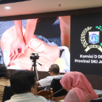 Sosialisasi AED, Sekretariat DPRD Perkuat Pengetahuan Bantuan Hidup Dasar January 23, 2026 6:54 pm Sekretariat DPRD DKI Jakarta menggelar Sosialisasi Penggunaan Alat AED (Automated External Defibrillator) bagi Aparatur Sipil Negara (ASN), Penyedia Jasa Lainnya Perorangan (PJLP), serta Tenaga Ahli (TA), Jumat (23/1). Dokter Umum Sekretariat DPRD DKI Jakarta dr. Annas Lantip Abdullah mengatakan, sosialisasi bertujuan meningkatkan pemahaman dan kesiapsiagaan pegawai dalam menghadapi kondisi darurat. Khususnya kasus henti jantung dan henti napas yang berpotensi terjadi di lingkungan perkantoran. “Alhamdulillah. Tadi kami sudah melakukan sosialisasi tentang penggunaan AED,” kata dia. Ia menegaskan, kegiatan itu sangat penting. Mengingat angka kejadian henti jantung dan henti napas di lingkungan perkantoran, sekolah, maupun gedung-gedung cukup tinggi. Karena itu, pemahaman mengenai pertolongan pertama menjadi hal krusial. Sebelum tenaga medis tiba di lokasi. “Sosialisasi ini diharapkan kita semua mengenal, tahu bagaimana caranya penolongan awal untuk kejadian-kejadian seperti itu,” kata dia. Annas mengungkapkan, sosialisasi tersebut memberikan pemahaman teknis penggunaan AED secara langsung. Mulai dari membuka alat, mengikuti instruksi suara dari perangkat, melepas dan menempelkan patch ke tubuh korban. Termasuk menunggu arahan selanjutnya dari alat tersebut hingga tenaga medis datang. Ia juga mengungkapkan, kini Sekretariat DPRD DKI Jakarta punya enam unit AED. Satu unit di klinik. Lainnya tersebar di gedung dewan. Ke depan, harap dia, seluruh pegawai Sekretariat DPRD punya pengetahuan dasar mengenai bantuan hidup dasar (basic life support). Dengan demikian, penanganan awal terhadap korban bisa secara cepat dan tepat. Sebelum mendapatkan penanganan medis lanjutan. “Jadi diharapkan itu semua orang itu wajib mengetahui bantuan hidup dasar,” tukas Annas. (yla/df)