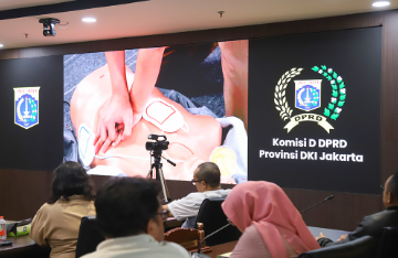 Sosialisasi AED, Sekretariat DPRD Perkuat Pengetahuan Bantuan Hidup Dasar January 23, 2026 6:54 pm Sekretariat DPRD DKI Jakarta menggelar Sosialisasi Penggunaan Alat AED (Automated External Defibrillator) bagi Aparatur Sipil Negara (ASN), Penyedia Jasa Lainnya Perorangan (PJLP), serta Tenaga Ahli (TA), Jumat (23/1). Dokter Umum Sekretariat DPRD DKI Jakarta dr. Annas Lantip Abdullah mengatakan, sosialisasi bertujuan meningkatkan pemahaman dan kesiapsiagaan pegawai dalam menghadapi kondisi darurat. Khususnya kasus henti jantung dan henti napas yang berpotensi terjadi di lingkungan perkantoran. “Alhamdulillah. Tadi kami sudah melakukan sosialisasi tentang penggunaan AED,” kata dia. Ia menegaskan, kegiatan itu sangat penting. Mengingat angka kejadian henti jantung dan henti napas di lingkungan perkantoran, sekolah, maupun gedung-gedung cukup tinggi. Karena itu, pemahaman mengenai pertolongan pertama menjadi hal krusial. Sebelum tenaga medis tiba di lokasi. “Sosialisasi ini diharapkan kita semua mengenal, tahu bagaimana caranya penolongan awal untuk kejadian-kejadian seperti itu,” kata dia. Annas mengungkapkan, sosialisasi tersebut memberikan pemahaman teknis penggunaan AED secara langsung. Mulai dari membuka alat, mengikuti instruksi suara dari perangkat, melepas dan menempelkan patch ke tubuh korban. Termasuk menunggu arahan selanjutnya dari alat tersebut hingga tenaga medis datang. Ia juga mengungkapkan, kini Sekretariat DPRD DKI Jakarta punya enam unit AED. Satu unit di klinik. Lainnya tersebar di gedung dewan. Ke depan, harap dia, seluruh pegawai Sekretariat DPRD punya pengetahuan dasar mengenai bantuan hidup dasar (basic life support). Dengan demikian, penanganan awal terhadap korban bisa secara cepat dan tepat. Sebelum mendapatkan penanganan medis lanjutan. “Jadi diharapkan itu semua orang itu wajib mengetahui bantuan hidup dasar,” tukas Annas. (yla/df)
