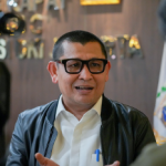 Tindak Lanjut Hasil Reses secara Terukur January 23, 2026 6:01 pm Aspirasi masyarakat lewat reses perlu bersamaan dengan mekanisme pemantauan yang jelas. Sehingga bermanfaat nyata bagi masyarakat. Demikian ungkap Anggota Komisi C Lukmanul Hakim, beberapa waktu lalu, di Gedung DPRD DKI Jakarta. Ia mengatakan, hasil reses seluruh anggota dewan sudah melalui pembahasan dan paripurna. Namun, tindak lanjutnya masih perlu penguatan. Masyarakat perlu tahu realisasi oleh pemerintah daerah. “Ke depan, tindak lanjut hasil reses perlu dipantau secara lebih jelas dan terukur,” ujar Lukmanul. Aspirasi warga lewat reses maupun forum perencanaan lainnya, mencakup berbagai persoalan dasar. Mulai dari lingkungan permukiman hingga pelayanan sosial. Meski berskala kecil, persoalan itu berdampak langsung terhadap kualitas hidup masyarakat. “cukup banyak dan perlu ditangani secara konsisten serta berkelanjutan,” ucap Lukmanul. Selain persoalan lingkungan, perlu evaluasi terhadap Program Bantuan Sosial (Bansos). Dengan begitu, penyalurannya semakin tepat sasaran. Sesuai kondisi riil masyarakat. “Perlu dievaluasi secara berkala agar manfaatnya benar-benar dirasakan oleh warga yang membutuhkan,” tutur dia. Lukmanul menambahkan, aspirasi masyarakat harus menjadi bagian penting dalam penyempurnaan perencanaan pembangunan daerah. Tindak lanjut hasil reses akan berjalan efektif dan merata lewat koordinasi yang baik antara legislatif dan eksekutif. Harapannya, hasil pembangunan di Jakarta berkeadilan seluruh lapisan masyarakat. (all/df)