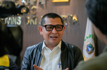 Tindak Lanjut Hasil Reses secara Terukur January 23, 2026 6:01 pm Aspirasi masyarakat lewat reses perlu bersamaan dengan mekanisme pemantauan yang jelas. Sehingga bermanfaat nyata bagi masyarakat. Demikian ungkap Anggota Komisi C Lukmanul Hakim, beberapa waktu lalu, di Gedung DPRD DKI Jakarta. Ia mengatakan, hasil reses seluruh anggota dewan sudah melalui pembahasan dan paripurna. Namun, tindak lanjutnya masih perlu penguatan. Masyarakat perlu tahu realisasi oleh pemerintah daerah. “Ke depan, tindak lanjut hasil reses perlu dipantau secara lebih jelas dan terukur,” ujar Lukmanul. Aspirasi warga lewat reses maupun forum perencanaan lainnya, mencakup berbagai persoalan dasar. Mulai dari lingkungan permukiman hingga pelayanan sosial. Meski berskala kecil, persoalan itu berdampak langsung terhadap kualitas hidup masyarakat. “cukup banyak dan perlu ditangani secara konsisten serta berkelanjutan,” ucap Lukmanul. Selain persoalan lingkungan, perlu evaluasi terhadap Program Bantuan Sosial (Bansos). Dengan begitu, penyalurannya semakin tepat sasaran. Sesuai kondisi riil masyarakat. “Perlu dievaluasi secara berkala agar manfaatnya benar-benar dirasakan oleh warga yang membutuhkan,” tutur dia. Lukmanul menambahkan, aspirasi masyarakat harus menjadi bagian penting dalam penyempurnaan perencanaan pembangunan daerah. Tindak lanjut hasil reses akan berjalan efektif dan merata lewat koordinasi yang baik antara legislatif dan eksekutif. Harapannya, hasil pembangunan di Jakarta berkeadilan seluruh lapisan masyarakat. (all/df)