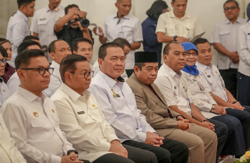 Wawasan Kebangsaan, Khoirudin: Dibutuhkan untuk Seluruh Anggota Dewan January 28, 2026 5:37 pm Ketua DPRD DKI Jakarta Khoirudin mendorong seluruh anggota dewan mengikuti pembekalan wawasan kebangsaan dari Lembaga Ketahanan Nasional (Lemhanas) RI. Bahkan, Khoirudin menyampaikan hal itu secara langsung kepada Gubernur Lemhanas. “Wawasan kebangsaan juga dibutuhkan untuk seluruh anggota dewan,” ujar Khoirudin, Rabu (28/1). Program itu baru pertama kali untuk anggota DPRD DKI Jakarta. Pembekalan akan menjadi kebanggaan. Sekaligus penguatan kapasitas kebangsaan para legislator. “Baru pertama kali,” kata Khoirudin. Menurut Khoirudin, program tersebut penting untuk memperbaharui wawasan, terkait dinamika geopolitik global yang terus berkembang. Pemahaman itu menjadi krusial. Terutama bagi Jakarta yang tengah bersiap menjadi kota global berbasis budaya. Meski demikian, harap Khoirudin, pelaksanaan pembekalan bisa dalam waktu singkat. Mengingat padatnya tugas kedewanan. “Kursus singkat. Tidak sampai enam bulan,” pungkas Khoirudin. (gie/df)
