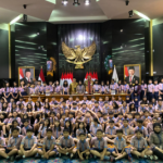 Wisata Edukasi ke DPRD, Tumbuhkan Cita-Cita jadi Pemimpin January 22, 2026 6:04 pm Sekretariat dewan menerima kunjungan wisata edukasi siswa SD Global Mandiri Jakarta Timur di Ruang Rapat Badan Musyawarah (Bamus) DPRD DKI Jakarta, Kamis (22/1). Kegiatan itu menjadi sarana edukasi mengenal fungsi dan peran lembaga legislatif kepada pelajar sejak usia dini. Kepala Subbagian Aspirasi dan Pengolahan Data Sekretariat DPRD DKI Jakarta Priyambodo menilai, kunjungan tersebut penting untuk menumbuhkan pemahaman. Sekaligus cita-cita kepemimpinan bagi generasi muda. “Kunjungan itu diharapkan dapat menumbuhkan benih mimpi di hati anak-anak. Ke depan, tidak menutup kemungkinan ada yang bercita-cita menjadi anggota dewan atau pemimpin Jakarta,” ujar Priyambodo. Ia menjelaskan, kunjungan tersebut merupakan bagian dari pembelajaran Pendidikan Kewarganegaraan. Selama ini, pemahaman Pendidikan Kewarganegaraan lebih banyak melalui buku dan media pembelajaran di kelas. “Melalui field trip tersebut, siswa dapat memahami parlemen daerah secara langsung. Tidak hanya dari teori,” ungkap dia. Dalam kegiatan itu, siswa juga mendapatkan penjelasan mengenai struktur dan tugas DPRD DKI Jakarta. Termasuk peran alat kelengkapan dewan. “Alat kelengkapan dewan seperti pimpinan, badan, dan komisi,” terang Priyambodo. Sementara itu, Wakil Kepala Sekolah SD Global Mandiri Jakarta Timur Istiana Novika Suri menyampaikan, pemilihan DPRD DKI Jakarta sebagai lokasi field trip bertujuan agar siswa mengenal lembaga pemerintahan di wilayah tempat mereka tinggal. “Anak-anak diajak mengetahui secara langsung tugas dan fungsi DPRD Provinsi DKI Jakarta. Sekaligus melihat kondisi gedung dan ruang rapat,” terang Istiana. Istiana berharap, kegiatan tersebut memberikan pengalaman belajar yang berbeda bagi para siswa. “Pengalaman belajar tidak hanya didapat di dalam kelas, tetapi juga melalui kunjungan langsung untuk melihat aktivitas lembaga pemerintahan,” jelas dia. Kegiatan field trip tersebut juga meninggalkan kesan positif bagi para siswa. Aluna, siswi kelas V, menyampaikan rasa senang dapat berkunjung ke Gedung DPRD Provinsi DKI Jakarta. “Kunjungannya seru dan gedungnya bagus. Semangat untuk anggota dewan dalam bekerja,” ucap Aluna. Sementara itu, Surya, siswa kelas VI, menilai kunjungan tersebut memberikan pengalaman baru di luar kegiatan belajar rutin. “Field trip ke DPRD memberi pengalaman baru dan berbeda,” tutur Surya. (all/df)