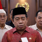 Aspirasi Warga Kerap Terhambat, DPRD Tawarkan Jalur Reses January 29, 2026 6:15 pm Forum RT-RW Jakarta Pusat menilai, aspirasi masyarakat di tingkat lingkungan belum sepenuhnya terserap dalam perencanaan pembangunan daerah. Hal itu terungkap dalam audiensi bersama DPRD DKI Jakarta, Kamis (29/1). Aspirasi dari Forum RT-RW itu bertujuan sebagai upaya memperbaiki pola komunikasi dari tingkat lingkungan. Menanggapi hal itu, Ketua DPRD Khoirudin mengakui masih terdapat kendala dalam penyerapan aspirasi masyarakat. Tidak semua usulan terakomodasi hingga tahap perencanaan daerah. “Banyak usulan masyarakat yang menguap dan tidak masuk ke dalam Rencana Kerja Pemerintah Daerah,” ujar Khoirudin. Ia mengatakan, DPRD membuka ruang alternatif agar aspirasi masyarakat tetap tersampaikan secara efektif. Satu opsi di antaranya melalui mekanisme reses anggota dewan. “Saya menyarankan agar usulan dapat langsung disampaikan melalui reses sebagai alternatif,” jelas dia. Mekanisme reses, nilai Khoirudin, relevan. Sebab, tidak melalui pembahasan berjenjang di tingkat kecamatan maupun walikota. Sehingga aspirasi warga dapat langsung masuk ke pembahasan DPRD. Ketua Dewan Pengurus Wilayah Forum RT RW Jakarta Pusat Joko Hardoyo menyampaikan, RT RW kerap menghadapi hambatan birokrasi dalam menyampaikan aspirasi warga. Kondisi tersebut membuat komunikasi dari bawah ke tingkat pengambil kebijakan belum berjalan optimal. “Kami sering kesulitan menyampaikan aspirasi ke tingkat atas karena adanya sekat birokrasi,” tandas Joko. Forum RT-RW berharap, terbangun pola komunikasi yang lebih terbuka dan berkelanjutan. Sehingga aspirasi masyarakat terserap lebih baik dalam kebijakan pembangunan DKI Jakarta. (all/df)
