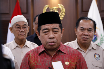 Aspirasi Warga Kerap Terhambat, DPRD Tawarkan Jalur Reses January 29, 2026 6:15 pm Forum RT-RW Jakarta Pusat menilai, aspirasi masyarakat di tingkat lingkungan belum sepenuhnya terserap dalam perencanaan pembangunan daerah. Hal itu terungkap dalam audiensi bersama DPRD DKI Jakarta, Kamis (29/1). Aspirasi dari Forum RT-RW itu bertujuan sebagai upaya memperbaiki pola komunikasi dari tingkat lingkungan. Menanggapi hal itu, Ketua DPRD Khoirudin mengakui masih terdapat kendala dalam penyerapan aspirasi masyarakat. Tidak semua usulan terakomodasi hingga tahap perencanaan daerah. “Banyak usulan masyarakat yang menguap dan tidak masuk ke dalam Rencana Kerja Pemerintah Daerah,” ujar Khoirudin. Ia mengatakan, DPRD membuka ruang alternatif agar aspirasi masyarakat tetap tersampaikan secara efektif. Satu opsi di antaranya melalui mekanisme reses anggota dewan. “Saya menyarankan agar usulan dapat langsung disampaikan melalui reses sebagai alternatif,” jelas dia. Mekanisme reses, nilai Khoirudin, relevan. Sebab, tidak melalui pembahasan berjenjang di tingkat kecamatan maupun walikota. Sehingga aspirasi warga dapat langsung masuk ke pembahasan DPRD. Ketua Dewan Pengurus Wilayah Forum RT RW Jakarta Pusat Joko Hardoyo menyampaikan, RT RW kerap menghadapi hambatan birokrasi dalam menyampaikan aspirasi warga. Kondisi tersebut membuat komunikasi dari bawah ke tingkat pengambil kebijakan belum berjalan optimal. “Kami sering kesulitan menyampaikan aspirasi ke tingkat atas karena adanya sekat birokrasi,” tandas Joko. Forum RT-RW berharap, terbangun pola komunikasi yang lebih terbuka dan berkelanjutan. Sehingga aspirasi masyarakat terserap lebih baik dalam kebijakan pembangunan DKI Jakarta. (all/df)