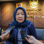 Jaga JPO dari Aksi Vandalisme dan Pencurian January 29, 2026 3:06 pm Ketua Komisi D DPRD DKI Jakarta Yuke Yurike mengimbau masyarakat Jakarta bersama-sama menjaga fasilitas umum. Khususnya jembatan penyeberangan orang (JPO) dari aksi vandalisme dan pencurian. Saat ini, jelas Yuke, pembangunan JPO menggunakan wooden press. Material yang lebih aman dari tindak pencurian. “Mungkin lebih sulit untuk dicuri kayak sekrup atau apanya,” ujar Yuke di Gedung DPRD DKI Jakarta, Rabu (28/1). Ketua Komisi D DPRD DKI Jakarta Yuke Yurike. (dok.DDJP) Menurut dia, penggunaan material yang lebih aman saja tidak cukup tanpa peran aktif masyarakat menjaga fasilitas tersebut. Fasilitas umum merupakan aset bersama yang perlu penjagaan secara kolektif. “Kalau fasilitas umum ya harus kita jaga sama-sama,” kata dia. Yuke juga menyoroti koordinasi antara pemerintah daerah dan lingkungan setempat mengawasi fasilitas umum. Pengelolaan CCTV oleh Dinas Komunikasi Informatika dan Statistik (Diskominfotik) menjadi salah satu upaya pencegahan. “Kalau memang belum, itu juga mungkin bisa dijadikan prioritas,” tutur Yuke. Ia mendorong partisipasi warga sekitar mengawasi dan melaporkan bila menemukan aktivitas mencurigakan di sekitar fasilitas umum. Demi kenyamanan dan keamanan bersama. “Tapi yang terpenting adalah bagaimana mengawasinya,” pungkas Yuke. (yla/df)
