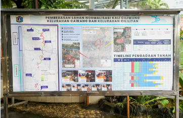 Komisi D Dukung Percepat Pembebasan Lahan Normalisasi Sungai Ciliwung January 29, 2026 6:17 pm Komisi D DPRD DKI Jakarta mendukung penuh upaya pemerintah provinsi memproses pembebasan lahan normalisasi Sungai Ciliwung di RW 03/RT 04 ,Cawang, Kramat Jati, Jakarta Timur. Demikian tegas Ketua Komisi D Yuke Yurike usai menghadiri peninjauan pembebasan lahan normalisasi Sungai Ciliwung, Kamis (29/1). Yuke menyatakan, proses pembebasan lahan berlangsung lancar. Melalui berbagai tahap. Mulai dari pembebasan, menunggu pembayaran hingga pelunasan. Ketua Komisi D DPRD DKI Jakarta Yuke Yurike. (dok.DDJP) “Proses pembebasan lahan berjalan sangat-sangat smooth,” ujar dia. Sosialisasi pembebasan lahan, ungkap Yuke, sejak 2025. Masyarakat menyambut baik, serta memahami proses. Selain itu, Yuke mendukung penuh sinergisitas antara Dinas Sumber Daya Air (SDA) dengan Kantor Wilayah Badan Pertanahan Nasional (Kanwil BPN) terhadap percepatan program pembebasan lahan. Dengan demikian, upaya Pemprov DKI mengatasi banjir dapat teratasi secara optimal. “Dukungan berbagai pihak, proses normalisasi Sungai Ciliwung, khususnya di wilayah Cawang dapat cepat direalisasi,” kata Yuke. Meski demikian, Yuke mengimbau Pemprov DKI agar proses penanganan banjir tidak secara parsial. Perlu mengutamakan keadilan yang bersifat menyeluruh. “Jika Ciliwung tuntas, minimal 40 persen permasalahan banjir di Jakarta akan teratasi, lalu dapat dilanjutkan ke sungai-sungai lainnya,” jelas Yuke. Sementara itu, Anggota Komisi D Pantas Nainggolan menyatakan, normalisasi Sungai Ciliwung merupakan upaya Pemprov DKI mengatasi banjir. Anggota Komisi D DPRD DKI Jakarta Pantas Nainggolan. (dok.DDJP) Ia mengapresiasi Pemprov DKI telah membebaskan lahan normalisasi Sungai Ciliwung secara humanis. Terlihat dari antusiasme tinggi masyarakat menyambut proses tersebut. “Mudah-mudahan dengan cara seperti itu, beberapa tahun ke depan Ciliwung tuntas. Nah kalau tuntas ini menjadi pilot project untuk 13 aliran sungai yang ada di Jakarta,” kata Pantas. Pemprov DKI, tegas Pantas, harus berkomitmen menuntaskan proses normalisasi Sungai Ciliwung. Sehingga pada dua hingga tiga tahun mendatang, Ciliwung normal sesuai kebutuhan tuntutan alam. “Katakanlah 10 tahun, 20 tahun ke depan, betul-betul Jakarta sudah bebas dari musibah banjir yang bersumber dari infrastruktur sungai,” pungkas Pantas. (apn/df)