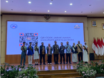 Penguatan Budaya Sekolah Aman, Rany: Minimalisir Hal yang Tidak Diinginkan January 29, 2026 3:02 pm Wakil Ketua DPRD DKI Jakarta Rany Mauliani menjadi narasumber dalam Seminar dan Diskusi Interaktif bertema ‘Penguatan Budaya Sekolah Aman dan Nyaman serta Tata Kelola Keuangan yang Akuntabel Menuju Jakarta Barat JUARA’. Hadir Walikota Jakarta Barat Iin Mutmainah, Kepala Dinas Pendidikan DKI Jakarta Nahdiana, Sekretaris Kota Jakarta Barat Firmanudin, Kepala Suku Dinas Pendidikan Wilayah 1 Jakarta Barat Agus Ramdani, Anggota Komisi Kajian Ketatanegaraan MPR RI Anna Mariana, dan Kepala Bidang Perlindungan Anak Dinas Pemberdayaan Perlindungan Anak dan Pengendalian Penduduk (DPPAPP) Dody Taruna Dwiputra. Rany mengatakan, membangun komunikasi dan interaksi yang lebih terbuka di lingkungan sekolah santa penting. Khususnya di jenjang Sekolah Menengah Pertama (SMP) dan Sekolah Menengah Atas (SMA). Mencegah terjadi berbagai hal yang tidak diinginkan. “SMP dan SMA harusnya bisa lebih terbuka dalam berinteraksi untuk meminimalisir hal-hal yang tidak kita inginkan seperti bullying (perundungan),” ujar Rany di Kantor Walikota Jakarta Barat, Kamis (29/1). Menurut dia, sekolah harus menjadi ruang yang aman dan nyaman bagi seluruh peserta didik. Lingkungan sekolah memiliki peran besar membentuk karakter serta rasa aman bagi siswa. “Acara ini harus kita support. Sekolah harus aman dan nyaman karena sekolah adalah rumah kedua,” tegas Rany. Selain membahas budaya sekolah yang aman, Rany turut menyoroti tata kelola keuangan yang akuntabel dan transparan sebagai fondasi mewujudkan kualitas pendidikan yang lebih baik. Melalui seminar dan diskusi interaktif ini, harap dia, tercipta sinergi antara pemerintah, sekolah, dan masyarakat. Terutama mewujudkan lingkungan pendidikan yang aman, nyaman, serta berintegritas demi tercapainya Jakarta Barat JUARA. (gie/df)