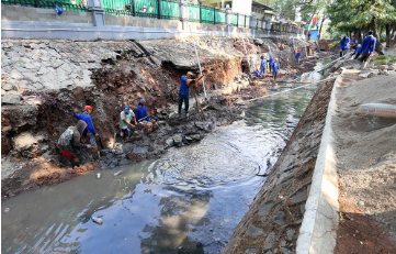 Perkuat Infrastruktur Pengendalian Banjir January 29, 2026 5:58 pm Ketua Komisi D DPRD DKI Jakarta Yuke Yurike menegaskan, Operasi Modifikasi Cuaca (OMC) tidak bisa sebagai satu-satunya andalan mengendalikan banjir. Menurut dia, Pemprov DKI tetap harus memperkuat pembenahan infrastruktur pengendalian banjir secara menyeluruh dan berkelanjutan. Meskipun demikian, OMC dapat menjadi langkah mitigasi jangka pendek saat curah hujan tinggi, harus berimbang dengan perbaikan infrastruktur fisik. Mulai dari sistem drainase hingga pengelolaan sungai. “Bukan berarti semuanya kita mengandalkan modifikasi cuaca juga ya,” ujar Yuke di Gedung DPRD DKI Jakarta, Rabu (28/1). Ketua Komisi D DPRD DKI Jakarta Yuke Yurike. (dok.DDJP) Pemprov DKI, tutur Yuke, sejatinya telah membangun infrastruktur pengendalian banjir secara masif. Mulai dari drainase mikro, waduk, polder, hingga tanggul pantai. Akan tetapi, tantangan di lapangan masih cukup besar. Terutama karena Jakarta memiliki 13 aliran sungai dengan berbagai persoalan yang belum sepenuhnya tertangani. Seperti pendangkalan sungai di kawasan permukiman penduduk. Penanganannya keterbatasan alat berat untuk menjangkau saluran air berukuran sempit. Proses pengerukan tidak optimal. “Tidak tidak lancar karena banyak kendala juga kalau kita lihat. Kali-kali kecil itu mengalami pendangkalan. Sedangkan alat berat itu tidak bisa masuk,” ungkap Yuke. Karena itu, ia mendorong Pemprov DKI mencari solusi alternatif. Termasuk penggunaan alat pengerukan yang lebih fleksibel atau portable. Dengan demikian, mampu menangani pendangkalan sungai kecil secara berkala. Tanpa harus menunggu kondisi semakin parah. Selain aspek teknis, lanjut dia, harus ada penataan ruang yang lebih tegas. Hingga kini, masih banyak bangunan yang berdiri terlalu dekat, bahkan di atas saluran air. Kondisi itu memperparah risiko banjir. Dengan pembenahan infrastruktur yang konsisten dan terintegrasi, harap Yuke, pengendalian banjir di Jakarta tidak hanya bersifat reaktif. Namun mampu memberikan solusi jangka panjang bagi masyarakat. “Itu juga harus kita perhatikan betul,” pungkas Yuke. (yla/df)