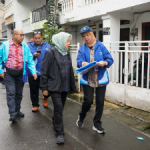 Tekan Potensi Banjir lewat Pembebasan Lahan Normalisasi Sungai Ciliwung January 29, 2026 2:07 pm DPRD DKI Jakarta bersama pemerintah provinsi meninjau lokasi pembebasan lahan normalisasi Sungai Ciliwung di RW 03/RT 04 ,Cawang, Kramat Jati, Jakarta Timur, Kamis (29/1). Gubernur Pramono Anung memimpin peninjauan dengan pendampingan Ketua Komisi D Yuke Yurike dan Anggota Komisi D Pantas Nainggolan. Hadir jajaran eksekutif. Antara lain, Kepala Dinas Sumber Daya Air (SDA) DKI Jakarta Ika Agustin Ningrum, Walikota Jakarta Timur Munjirin, dan Kepala Kantor Wilayah Badan Pertanahan Nasional (BPN) DKI Jakarta Erry Juliani Pasoreh. Pramono menjelaskan, Program Normalisasi Sungai Ciliwung sempat terhenti sejak 2017. Karena itu, Pemprov DKI bersama BPN berkomitmen untuk melanjutkan program tersebut. Normalisasi Sungai Ciliwung, kata Pramono, menjadi langkah penting mengurangi potensi banjir dalam jangka menengah. Sebab, 40 persen aktivitas sungai di Jakarta berada di kawasan Ciliwung. Penuntasan normalisasi sungai sangat krusial. “Hampir 40 persen aktivitas sungai yang ada di Jakarta berada di tempat ini,” ujar Pramono. Normalisasi Sungai Ciliwung dibagi ke dalam dua segmen. Pertama, berada pada ruas Pintu Air Manggarai hingga MT Haryono sepanjang 7 kilometer. Rencananya, pembangunan tanggul sepanjang 14,99 kilometer. Proses pembangunan hingga kini telah mencapai 8,24 kilometer. Segmen kedua, lanjut Pramono, berada pada ruas MT Haryono hingga TB Simatupang, sepanjang 12,89 kilometer. Pada segmen itu, membangun tanggul sepanjang 18,7 kilometer. Kini, realisasi mencapai sekitar 8,9 kilometer. Secara keseluruhan, total panjang tanggul di Sungai Ciliwung mencapai 33,69 kilometer dengan realisasi penurapan sepanjang 17,14 kilometer. “Saudara-saudara sekalian, saya menginginkan normalisasi Ciliwung ini berjalan dengan tidak ribut-ribut,” kata Pramono “Kami sudah melakukan pembebasan yang cukup masif di tempat ini dan itu memang dilakukan secara adem ayem dan senyap,” tambah dia. Selain itu, Pramono memastikan seluruh proses pembebasan lahan oleh Pemprov DKI Jakarta melalui Dinas Sumber Daya Air (SDA). Termasuk berkoordinasi dengan Badan Pertanahan Nasional (BPN) untuk penetapan lokasi di lapangan. “Kami berterima kasih kepada BPN Jakarta. Mudah-mudahan normalisasi Ciliwung ini bisa dilakukan dengan baik dan lancar,” tutur Pramono Kemudian, kata Pramono, pembangunan tanggul sepenuhnya menjadi tanggung jawab Kementerian Pekerjaan Umum dan Perumahan Rakyat (PUPR). “Kerja sama pemerintah daerah dan pemerintah pusat kita lakukan,” jelas Pramono. Dalam kesempatan itu, Kepala Dinas Sumber Daya Air (SDA) Ika Agustin Ningrum menegaskan, Sungai Ciliwung berperan strategis dalam sistem pengendalian banjir di Jakarta. Pasalnya, Sungai Ciliwung merupakan salah satu dari 13 aliran sungai besar yang melintasi ibukota. “Ketika Jakarta dan Katulampa berada dalam kondisi siaga, maka Ciliwung menjadi faktor penentu utama untuk mengatur lima wilayah lainnya,” ungkap Ika. Ika juga memastikan pengendalian Sungai Ciliwung berdampak nyata terhadap penanganan daerah aliran sungai (DAS). Mengurangi risiko banjir. Menjaga keseimbangan sistem tata air. “Jika kita bisa mengendalikan Ciliwung, menyelesaikan persoalan sebesar 40 persen di DAS Ciliwung,” tandas dia. Kepala Kantor Wilayah BPN DKI Jakarta Erry Juliani Pasoreh memastikan proses pembebasan lahan normalisasi Sungai Ciliwung hampir 100 persen rampung di dua kelurahan. Yakni, Cawang dan Cililitan. Pencapaia itu, ungkap Erry, hasil kerja sama lintas instansi yang berjalan dengan baik. Sinergi antara Pemprov DKI dan jajaran pemerintah wilayah menjadi kunci kelancaran proses pembebasan lahan. “Ini berkat kerja sama walikota, camat, lurah, Dinas SDA, Tim P2T (Pusat Pelayanan Perizinan Terpadu), kepala Kantor Pertanahan Jakarta Timur,” tutur Erry. “Kerja sama yang baik ini membuat proses pembebasan lahan dapat terlaksana dengan baik tanpa ada gejolak,” pungkas dia. (apn/df)