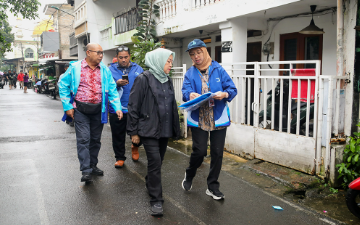 Tekan Potensi Banjir lewat Pembebasan Lahan Normalisasi Sungai Ciliwung January 29, 2026 2:07 pm DPRD DKI Jakarta bersama pemerintah provinsi meninjau lokasi pembebasan lahan normalisasi Sungai Ciliwung di RW 03/RT 04 ,Cawang, Kramat Jati, Jakarta Timur, Kamis (29/1). Gubernur Pramono Anung memimpin peninjauan dengan pendampingan Ketua Komisi D Yuke Yurike dan Anggota Komisi D Pantas Nainggolan. Hadir jajaran eksekutif. Antara lain, Kepala Dinas Sumber Daya Air (SDA) DKI Jakarta Ika Agustin Ningrum, Walikota Jakarta Timur Munjirin, dan Kepala Kantor Wilayah Badan Pertanahan Nasional (BPN) DKI Jakarta Erry Juliani Pasoreh. Pramono menjelaskan, Program Normalisasi Sungai Ciliwung sempat terhenti sejak 2017. Karena itu, Pemprov DKI bersama BPN berkomitmen untuk melanjutkan program tersebut. Normalisasi Sungai Ciliwung, kata Pramono, menjadi langkah penting mengurangi potensi banjir dalam jangka menengah. Sebab, 40 persen aktivitas sungai di Jakarta berada di kawasan Ciliwung. Penuntasan normalisasi sungai sangat krusial. “Hampir 40 persen aktivitas sungai yang ada di Jakarta berada di tempat ini,” ujar Pramono. Normalisasi Sungai Ciliwung dibagi ke dalam dua segmen. Pertama, berada pada ruas Pintu Air Manggarai hingga MT Haryono sepanjang 7 kilometer. Rencananya, pembangunan tanggul sepanjang 14,99 kilometer. Proses pembangunan hingga kini telah mencapai 8,24 kilometer. Segmen kedua, lanjut Pramono, berada pada ruas MT Haryono hingga TB Simatupang, sepanjang 12,89 kilometer. Pada segmen itu, membangun tanggul sepanjang 18,7 kilometer. Kini, realisasi mencapai sekitar 8,9 kilometer. Secara keseluruhan, total panjang tanggul di Sungai Ciliwung mencapai 33,69 kilometer dengan realisasi penurapan sepanjang 17,14 kilometer. “Saudara-saudara sekalian, saya menginginkan normalisasi Ciliwung ini berjalan dengan tidak ribut-ribut,” kata Pramono “Kami sudah melakukan pembebasan yang cukup masif di tempat ini dan itu memang dilakukan secara adem ayem dan senyap,” tambah dia. Selain itu, Pramono memastikan seluruh proses pembebasan lahan oleh Pemprov DKI Jakarta melalui Dinas Sumber Daya Air (SDA). Termasuk berkoordinasi dengan Badan Pertanahan Nasional (BPN) untuk penetapan lokasi di lapangan. “Kami berterima kasih kepada BPN Jakarta. Mudah-mudahan normalisasi Ciliwung ini bisa dilakukan dengan baik dan lancar,” tutur Pramono Kemudian, kata Pramono, pembangunan tanggul sepenuhnya menjadi tanggung jawab Kementerian Pekerjaan Umum dan Perumahan Rakyat (PUPR). “Kerja sama pemerintah daerah dan pemerintah pusat kita lakukan,” jelas Pramono. Dalam kesempatan itu, Kepala Dinas Sumber Daya Air (SDA) Ika Agustin Ningrum menegaskan, Sungai Ciliwung berperan strategis dalam sistem pengendalian banjir di Jakarta. Pasalnya, Sungai Ciliwung merupakan salah satu dari 13 aliran sungai besar yang melintasi ibukota. “Ketika Jakarta dan Katulampa berada dalam kondisi siaga, maka Ciliwung menjadi faktor penentu utama untuk mengatur lima wilayah lainnya,” ungkap Ika. Ika juga memastikan pengendalian Sungai Ciliwung berdampak nyata terhadap penanganan daerah aliran sungai (DAS). Mengurangi risiko banjir. Menjaga keseimbangan sistem tata air. “Jika kita bisa mengendalikan Ciliwung, menyelesaikan persoalan sebesar 40 persen di DAS Ciliwung,” tandas dia. Kepala Kantor Wilayah BPN DKI Jakarta Erry Juliani Pasoreh memastikan proses pembebasan lahan normalisasi Sungai Ciliwung hampir 100 persen rampung di dua kelurahan. Yakni, Cawang dan Cililitan. Pencapaia itu, ungkap Erry, hasil kerja sama lintas instansi yang berjalan dengan baik. Sinergi antara Pemprov DKI dan jajaran pemerintah wilayah menjadi kunci kelancaran proses pembebasan lahan. “Ini berkat kerja sama walikota, camat, lurah, Dinas SDA, Tim P2T (Pusat Pelayanan Perizinan Terpadu), kepala Kantor Pertanahan Jakarta Timur,” tutur Erry. “Kerja sama yang baik ini membuat proses pembebasan lahan dapat terlaksana dengan baik tanpa ada gejolak,” pungkas dia. (apn/df)