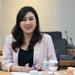 Legislator Apresiasi Penanganan Banjir di Kelurahan Kapuk February 5, 2026 11:02 am Kinerja aparatur Kelurahan dalam menangani banjir menuai apresiasi dari kalangan legislator di Kebon Sirih. Anggota Komisi A DPRD DKI Jakarta Hilda Kusuma Dewi menilai penanganan banjir di Kelurahan Kapuk, Cengkareng, Jakarta Barat, sangat sigap dan responsif. Hilda mengungkapkan hal itu saat menghadiri Musyawarah Perencanaan Pembangunan (Musrenbang) Tahun 2026 Kelurahan Kapuk, Rabu (4/2). Pada saat cuah hujan tinggi, ungkap Hilda, senantiasa berkomunikasi langsung dengan lurah. Memastikan situasi dan kondisi wilayah tersebut. Meskipun terdapat beberapa titik yang tergenang, kata politisi PDI Perjuangan itu, selalu tertangani dengan mengaktifkan pompa air. “Saya selalu tanya ke Pak Arif, ‘pak, aman enggak?’ dan beliau jawab aman,” ujar Hilda. Menurut dia, respons cepat aparatur kelurahan menjadi faktor penting menekan dampak banjir. Pembenahan infrastruktur pengendalian banjir dapat secara bertahap agar wilayah terbebas dari banjir. “Semakin banyak wilayah di Kelurahan Kapuk yang sebelumnya sering banjir, perlahan bisa terbebas dari genangan,” ucap Hilda. Selain itu, ia menekankan perihal peran serta masyarakat dalam mengawal kinerja pemerintah kelurahan. Warga bisa menyampaikan kritik maupun masukan secara terbuka. “Kalau ada yang kurang, silakan dirembugkan dengan pak lurah,” tutur Hilda. Lurah Kapuk M. Arif Budiman menyampaikan, telah menghimpun puluhan usulan pembangunan dalam Musrenbang 2026. Khususnya untuk mendukung peningkatan infrastruktur dan pelayanan masyarakat. Usulan itu mencakup berbagai sektor. Antara lain, terkait Bina Marga, SSumber Daya Air, kepemudaan dan olahraga, pendidikan, perumahan rakyat dan kawasan permukiman, kebudayaan, perhubungan, perpustakaan dan kearsipan, serta sosial. Arif menjelaskan, usulan berasal dari 16 RW di wilayah Kelurahan Kapuk. RW 01 mengajukan lima usulan fisik. RW 02 dua usulan fisik dan satu nonfisik. RW 03 lima usulan fisik. RW 04 empat fisik dan satu nonfisik. RW 05 mengusulkan tiga fisik dan dua nonfisik. RW 06 empat fisik dan satu nonfisik. RW 07 tiga fisik dan dua nonfisik. RW 08 empat fisik dan satu nonfisik. RW 09 empat fisik dan satu nonfisik. RW 10 mengajukan tiga fisik dan dua nonfisik. RW 11 tiga fisik dan dua nonfisik. RW 12 lima usulan fisik. RW 13 satu usulan fisik dan satu nonfisik. RW 14 tiga fisik dan dua nonfisik. RW 15 tercatat sebagai pengusul terbanyak dengan 22 usulan fisik dan tiga nonfisik, sementara RW 16 mengajukan tiga usulan fisik dan dua nonfisik. Menurut Arif, seluruh usulan tersebut merupakan hasil penjaringan aspirasi warga yang dilakukan para ketua RW. “Mudah-mudahan seluruh usulan ini dapat ditindaklanjuti demi kepentingan masyarakat Kelurahan Kapuk,” tukas Arif. (red)