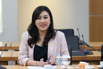 Legislator Apresiasi Penanganan Banjir di Kelurahan Kapuk February 5, 2026 11:02 am Kinerja aparatur Kelurahan dalam menangani banjir menuai apresiasi dari kalangan legislator di Kebon Sirih. Anggota Komisi A DPRD DKI Jakarta Hilda Kusuma Dewi menilai penanganan banjir di Kelurahan Kapuk, Cengkareng, Jakarta Barat, sangat sigap dan responsif. Hilda mengungkapkan hal itu saat menghadiri Musyawarah Perencanaan Pembangunan (Musrenbang) Tahun 2026 Kelurahan Kapuk, Rabu (4/2). Pada saat cuah hujan tinggi, ungkap Hilda, senantiasa berkomunikasi langsung dengan lurah. Memastikan situasi dan kondisi wilayah tersebut. Meskipun terdapat beberapa titik yang tergenang, kata politisi PDI Perjuangan itu, selalu tertangani dengan mengaktifkan pompa air. “Saya selalu tanya ke Pak Arif, ‘pak, aman enggak?’ dan beliau jawab aman,” ujar Hilda. Menurut dia, respons cepat aparatur kelurahan menjadi faktor penting menekan dampak banjir. Pembenahan infrastruktur pengendalian banjir dapat secara bertahap agar wilayah terbebas dari banjir. “Semakin banyak wilayah di Kelurahan Kapuk yang sebelumnya sering banjir, perlahan bisa terbebas dari genangan,” ucap Hilda. Selain itu, ia menekankan perihal peran serta masyarakat dalam mengawal kinerja pemerintah kelurahan. Warga bisa menyampaikan kritik maupun masukan secara terbuka. “Kalau ada yang kurang, silakan dirembugkan dengan pak lurah,” tutur Hilda. Lurah Kapuk M. Arif Budiman menyampaikan, telah menghimpun puluhan usulan pembangunan dalam Musrenbang 2026. Khususnya untuk mendukung peningkatan infrastruktur dan pelayanan masyarakat. Usulan itu mencakup berbagai sektor. Antara lain, terkait Bina Marga, SSumber Daya Air, kepemudaan dan olahraga, pendidikan, perumahan rakyat dan kawasan permukiman, kebudayaan, perhubungan, perpustakaan dan kearsipan, serta sosial. Arif menjelaskan, usulan berasal dari 16 RW di wilayah Kelurahan Kapuk. RW 01 mengajukan lima usulan fisik. RW 02 dua usulan fisik dan satu nonfisik. RW 03 lima usulan fisik. RW 04 empat fisik dan satu nonfisik. RW 05 mengusulkan tiga fisik dan dua nonfisik. RW 06 empat fisik dan satu nonfisik. RW 07 tiga fisik dan dua nonfisik. RW 08 empat fisik dan satu nonfisik. RW 09 empat fisik dan satu nonfisik. RW 10 mengajukan tiga fisik dan dua nonfisik. RW 11 tiga fisik dan dua nonfisik. RW 12 lima usulan fisik. RW 13 satu usulan fisik dan satu nonfisik. RW 14 tiga fisik dan dua nonfisik. RW 15 tercatat sebagai pengusul terbanyak dengan 22 usulan fisik dan tiga nonfisik, sementara RW 16 mengajukan tiga usulan fisik dan dua nonfisik. Menurut Arif, seluruh usulan tersebut merupakan hasil penjaringan aspirasi warga yang dilakukan para ketua RW. “Mudah-mudahan seluruh usulan ini dapat ditindaklanjuti demi kepentingan masyarakat Kelurahan Kapuk,” tukas Arif. (red)