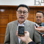 Awasi Penyerahan Fasos-Fasum, DPRD akan Bentuk Pansus February 4, 2026 2:01 pm DPRD DKI Jakarta akan membentuk panitia khusus (Pansus) memperkuat pengawasan terhadap penyerahan fasilitas sosial (Fasos) dan fasilitas umum (Fasum) dari pengembang ke pemerintah provinsi. Demikian ungkapan Ketua Komisi A Inggard Joshua usai menghadiri penandatanganan Berita Acara Serah Terima (BAST) Semester II Tahun 2025 di Balaikota DKI Jakarta, Rabu (4/2). Ia menilai, perlu pembentukan Pansus karena masih terdapat pengembang belum menuntaskan kewajiban penyerahan Fasos dan Fasum hingga lebih dari 10 tahun. “Kondisi itu jelas tidak baik dan tidak nyaman bagi warga,” ujar Inggard. DPRD akan menekan para pengembang agar menyerahkan Fasos dan Fasum sebelum memperoleh izin pengembangan di lokasi lain. “Pengembang tidak boleh diberikan izin pengembangan di lahan lain sebelum kewajibannya dipenuhi,” tegas Inggard. Pansus akan mengecek secara keseluruhan. Mulai dari dokumen hingga status aset. Termasuk membuka ruang koordinasi dengan aparat penegak hukum, bila terdapat pelanggaran. “Kami akan mengecek SPPT dan status Fasos Fasumnya. Jika masih bermasalah, kami akan berkoordinasi dengan KPK (Komisi Pemberantasan Korupsi),” ucap politisi Partai Gerindra itu. Gubernur Pramono Anung mengungkapkan hal senada. Pemerintah tidak akan ragu menindak pengembang yang tidak memenuhi kewajiban Fasos dan Fasum. “Kalau kewajiban tidak dipenuhi, pemerintah bisa memberikan peringatan bahkan mengambil tindakan secara terbuka,” ungkap Pramono. Pelibatan KPK, kata Pramono, menjadi bagian dari upaya menjaga transparansi dan akuntabilitas dalam pengelolaan Fasos dan Fasum. “Agar pengelolaan Fasos dan Fasum berjalan bersih dan bertanggung jawab,” pungkas dia. (all/df)