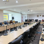Bapemperda Gelar RDPU Ranperda Penyelenggaraan Sistem Pangan February 10, 2026 1:38 pm Badan Pembentukan Peraturan Daerah (Bapemperda) DPRD DKI Jakarta menggelar Rapat Dengar Pendapat Umum (RDPU) terkait Rancangan Peraturan Daerah (Ranperda) tentang Penyelenggaraan Sistem Pangan, Selasa (10/2). Ketua Bapemperda DPRD DKI Jakarta Abdul Aziz memimpin rapat yang terselenggara secara hybrid di Gedung DPRD DKI Jakarta. Agenda RDPU meliputi pemaparan eksekutif dan penyampaian masukan serta saran dari Bapemperda, Komisi B, dan Komisi C. Rapat juga membuka ruang partisipasi publik dengan menerima pandangan dan masukan dari kalangan akademisi, organisasi kemasyarakatan (Ormas/Orsos), lembaga swadaya masyarakat (LSM), serta organisasi terkait lainnya. Dalam kesempatan tersebut, Abdul Aziz mempersilakan Dinas Ketahanan Pangan Kelautan dan Pertanian (KPKP) memaparkan substansi Ranperda. RDPU itu dapat memperkaya substansi Ranperda melalui berbagai masukan konstruktif. Sehingga regulasi yang dihasilkan nantinya mampu memperkuat ketahanan pangan Jakarta secara berkelanjutan dan berpihak pada kepentingan masyarakat. (yla/df)
