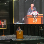 BUMD Harus Kendalikan Stok Pangan Strategis February 9, 2026 2:09 pm Fraksi Partai Gerindra DPRD DKI Jakarta menilai, Rancangan Peraturan Daerah (Ranperda) tentang Penyelenggaraan Sistem Pangan harus menempatkan Badan Usaha Milik Daerah (BUMD) pangan sebagai instrumen negara dalam menguasai stok pangan strategis dan menjaga stabilitas harga. Anggota Fraksi Gerindra Nurhasan menyampaikan pandangan umum itu dalam Rapat Paripurna DPRD DKI Jakarta, Senin (9/2). Ketahanan pangan bukan sekadar isu teknis. Melainkan instrumen penting bagi stabilitas sosial dan ekonomi masyarakat Jakarta. “Ketahanan pangan adalah bagian dari ketahanan kota dan berfungsi sebagai instrumen stabilitas sosial-ekonomi,” ujar Nurhasan. “Jakarta dengan ketergantungan pasokan dari luar daerah membutuhkan sistem pangan yang tangguh terhadap guncangan distribusi,” tambah dia. Fraksi Gerindra juga menyoroti risiko tinggi distribusi akibat ketergantungan pasokan pangan Jakarta yang mencapai sekitar 98 persen dari luar daerah. Kondisi tersebut menuntut kebijakan yang tidak hanya fokus pada distribusi. Namun pada penguasaan stok dan efisiensi sistem secara menyeluruh. “Pengendalian pangan tidak cukup dilakukan melalui operasi pasar darurat. Harus berbasis penguasaan stok dan efisiensi sistem,” terang Nurhasan. Dalam pandangan Fraksi Gerindra, Ranperda perlu secara tegas mengatur pembangunan buffer stock, kontrak pasok jangka menengah dan panjang, serta sistem informasi real time. Langkah itu sejalan dengan praktik negara maju yang menempatkan cadangan pangan dan logistik sebagai fondasi ketahanan pangan. Fraksi Gerindra menegaskan, BUMD pangan seperti Food Station Tjipinang Jaya, Dharma Jaya, dan PD Pasar Jaya punya peran strategis. Tidak boleh memposisikan BUMD pangan sebagai operator distribusi atau pengelola aset. BUMD pangan harus menjadi instrumen negara untuk menguasai stok pangan strategis dan mengendalikan dinamika harga. “Jika stok berada dalam penguasaan negara, ruang spekulasi, penimbunan, dan permainan harga dapat dicegah secara alamiah,” tandas Nurhasan. Selain aspek stok dan harga, Fraksi Gerindra menyoroti klausul keamanan pangan dalam Ranperda. Termasuk pengaturan yang lebih tegas terkait produk pangan hasil rekayasa genetik. Pengaturan tersebut perlu ada dalam peraturan daerah. Bukan hanya melalui peraturan turunan. “Harus diatur secara jelas agar negara hadir melindungi masyarakat,” kata Nurhasan. Fraksi Gerindra juga meminta agar Ranperda memastikan BUMD pangan mampu menjamin ketersediaan stok bahan pokok secara berkelanjutan. Sekaligus berperan sebagai stabilisator harga. Selain itu, perlu penegasan pengawasan mutu dan jaminan produk halal, sebagai bagian dari tanggung jawab pemerintah daerah. “Pemerintah daerah tidak hanya menjamin ketersediaan dan keterjangkauan pangan, tetapi juga keamanan dan kehalalan produk pangan bagi masyarakat,” pungkas Nurhasan. (all/df)