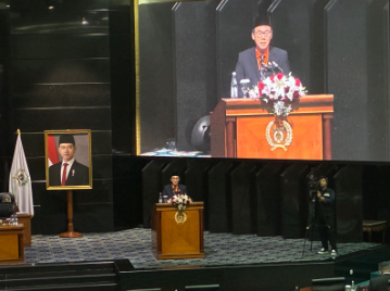 BUMD Harus Kendalikan Stok Pangan Strategis February 9, 2026 2:09 pm Fraksi Partai Gerindra DPRD DKI Jakarta menilai, Rancangan Peraturan Daerah (Ranperda) tentang Penyelenggaraan Sistem Pangan harus menempatkan Badan Usaha Milik Daerah (BUMD) pangan sebagai instrumen negara dalam menguasai stok pangan strategis dan menjaga stabilitas harga. Anggota Fraksi Gerindra Nurhasan menyampaikan pandangan umum itu dalam Rapat Paripurna DPRD DKI Jakarta, Senin (9/2). Ketahanan pangan bukan sekadar isu teknis. Melainkan instrumen penting bagi stabilitas sosial dan ekonomi masyarakat Jakarta. “Ketahanan pangan adalah bagian dari ketahanan kota dan berfungsi sebagai instrumen stabilitas sosial-ekonomi,” ujar Nurhasan. “Jakarta dengan ketergantungan pasokan dari luar daerah membutuhkan sistem pangan yang tangguh terhadap guncangan distribusi,” tambah dia. Fraksi Gerindra juga menyoroti risiko tinggi distribusi akibat ketergantungan pasokan pangan Jakarta yang mencapai sekitar 98 persen dari luar daerah. Kondisi tersebut menuntut kebijakan yang tidak hanya fokus pada distribusi. Namun pada penguasaan stok dan efisiensi sistem secara menyeluruh. “Pengendalian pangan tidak cukup dilakukan melalui operasi pasar darurat. Harus berbasis penguasaan stok dan efisiensi sistem,” terang Nurhasan. Dalam pandangan Fraksi Gerindra, Ranperda perlu secara tegas mengatur pembangunan buffer stock, kontrak pasok jangka menengah dan panjang, serta sistem informasi real time. Langkah itu sejalan dengan praktik negara maju yang menempatkan cadangan pangan dan logistik sebagai fondasi ketahanan pangan. Fraksi Gerindra menegaskan, BUMD pangan seperti Food Station Tjipinang Jaya, Dharma Jaya, dan PD Pasar Jaya punya peran strategis. Tidak boleh memposisikan BUMD pangan sebagai operator distribusi atau pengelola aset. BUMD pangan harus menjadi instrumen negara untuk menguasai stok pangan strategis dan mengendalikan dinamika harga. “Jika stok berada dalam penguasaan negara, ruang spekulasi, penimbunan, dan permainan harga dapat dicegah secara alamiah,” tandas Nurhasan. Selain aspek stok dan harga, Fraksi Gerindra menyoroti klausul keamanan pangan dalam Ranperda. Termasuk pengaturan yang lebih tegas terkait produk pangan hasil rekayasa genetik. Pengaturan tersebut perlu ada dalam peraturan daerah. Bukan hanya melalui peraturan turunan. “Harus diatur secara jelas agar negara hadir melindungi masyarakat,” kata Nurhasan. Fraksi Gerindra juga meminta agar Ranperda memastikan BUMD pangan mampu menjamin ketersediaan stok bahan pokok secara berkelanjutan. Sekaligus berperan sebagai stabilisator harga. Selain itu, perlu penegasan pengawasan mutu dan jaminan produk halal, sebagai bagian dari tanggung jawab pemerintah daerah. “Pemerintah daerah tidak hanya menjamin ketersediaan dan keterjangkauan pangan, tetapi juga keamanan dan kehalalan produk pangan bagi masyarakat,” pungkas Nurhasan. (all/df)