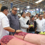 Perkuat Pengawasan BUMD Pangan Jelang Ramadan February 10, 2026 5:02 pm Peran Badan Usaha Milik Daerah (BUMD) pangan harus berjalan optimal dalam menjaga stabilitas harga kebutuhan masyarakat jelang Bulan Suci Ramadan. Karena itu, Komisi B DPRD DKI Jakarta meninjau Pasar Induk Kramat Jati, Selasa (10/2). Memastikan distribusi pangan berjalan lancar. Ketua Komisi B Nova Harivan Paloh mengatakan, peninjauan untuk melihat langsung kondisi rantai pasok pangan. Mulai dari distributor hingga ritel. Dari hasil pemantauan, ia mencatat terdapat kenaikan harga pada komoditas hortikultura. Khususnya bawang merah, sekitar Rp.10 ribu per kilogram. Lalu, cabai sekitar Rp.20 ribu per kilogram. “Kita sudah memantau ya, harga bawang, kentang, cabai, memang ada sedikit pergerakan naik,” ujar Nova di lokasi. Terkait penyebab kenaikan harga, jelas dia, faktor utama berasal dari rantai pasok, ketersediaan barang, cuaca ekstrem, serta lonjakan permintaan yang kerap terjadi menjelang Ramadan. “Dari rantai pasoknya, sama kelangkaan dan ketersediaan barang. Biasanya juga ada pembelian yang sangat banyak sekali jelang Ramadan,” kata Nova. Meski demikian, tegas Nova, kebutuhan pokok utama seperti beras, telur, dan susu berada dalam kondisi relatif stabil karena didukung oleh jaringan ritel BUMD. “Beras, telur, ataupun susu ada di Jakmart,” ucap Nova. Ia juga memastikan harga beras akan tetap stabil karena mengacu pada ketentuan pemerintah. “Tentunya beras tidak boleh melampaui HET (Harga Eceran Tertinggi-Red),” tutur Nova. Menurut dia, keberadaan Jakmart dan Jakgrosir milik Perumda Pasar Jaya yang tersebar di berbagai wilayah Jakarta menjadi instrumen strategis dalam menjaga kestabilan harga dan memastikan masyarakat mendapatkan akses pangan dengan harga terjangkau. “Tentunya ini juga bisa menstabilkan harga di wilayah Jakarta,” kata Nova. Nova menegaskan, DPRD bersama Pemprov DKI Jakarta fokus menjaga kebutuhan pokok masyarakat. Seperti beras, telur, daging ayam, daging sapi, dan susu. Di akhir peninjauan, imbau dia, masyarakat untuk tetap tenang dan tidak melakukan pembelian berlebihan. Ia juga menegaskan, distribusi pangan melalui BUMD dan jaringan ritel seperti Jakmart dan Jakgrosir bisa langsung menyentuh masyarakat. Sehingga, kebutuhan sehari-hari tetap terpenuhi dengan harga sesuai ketentuan selama Ramadan hingga Hari Raya Idulfitri. “Kita memastikan harga ini mudah-mudahan terus stabil, terkait dengan kebutuhan dasar bahan pokok masyarakat,” pungkas Nova. (gie/df)