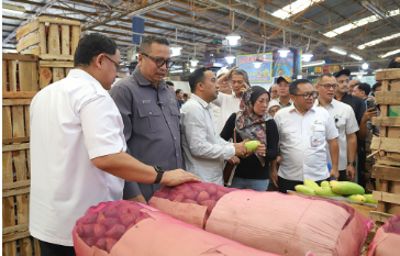 Perkuat Pengawasan BUMD Pangan Jelang Ramadan February 10, 2026 5:02 pm Peran Badan Usaha Milik Daerah (BUMD) pangan harus berjalan optimal dalam menjaga stabilitas harga kebutuhan masyarakat jelang Bulan Suci Ramadan. Karena itu, Komisi B DPRD DKI Jakarta meninjau Pasar Induk Kramat Jati, Selasa (10/2). Memastikan distribusi pangan berjalan lancar. Ketua Komisi B Nova Harivan Paloh mengatakan, peninjauan untuk melihat langsung kondisi rantai pasok pangan. Mulai dari distributor hingga ritel. Dari hasil pemantauan, ia mencatat terdapat kenaikan harga pada komoditas hortikultura. Khususnya bawang merah, sekitar Rp.10 ribu per kilogram. Lalu, cabai sekitar Rp.20 ribu per kilogram. “Kita sudah memantau ya, harga bawang, kentang, cabai, memang ada sedikit pergerakan naik,” ujar Nova di lokasi. Terkait penyebab kenaikan harga, jelas dia, faktor utama berasal dari rantai pasok, ketersediaan barang, cuaca ekstrem, serta lonjakan permintaan yang kerap terjadi menjelang Ramadan. “Dari rantai pasoknya, sama kelangkaan dan ketersediaan barang. Biasanya juga ada pembelian yang sangat banyak sekali jelang Ramadan,” kata Nova. Meski demikian, tegas Nova, kebutuhan pokok utama seperti beras, telur, dan susu berada dalam kondisi relatif stabil karena didukung oleh jaringan ritel BUMD. “Beras, telur, ataupun susu ada di Jakmart,” ucap Nova. Ia juga memastikan harga beras akan tetap stabil karena mengacu pada ketentuan pemerintah. “Tentunya beras tidak boleh melampaui HET (Harga Eceran Tertinggi-Red),” tutur Nova. Menurut dia, keberadaan Jakmart dan Jakgrosir milik Perumda Pasar Jaya yang tersebar di berbagai wilayah Jakarta menjadi instrumen strategis dalam menjaga kestabilan harga dan memastikan masyarakat mendapatkan akses pangan dengan harga terjangkau. “Tentunya ini juga bisa menstabilkan harga di wilayah Jakarta,” kata Nova. Nova menegaskan, DPRD bersama Pemprov DKI Jakarta fokus menjaga kebutuhan pokok masyarakat. Seperti beras, telur, daging ayam, daging sapi, dan susu. Di akhir peninjauan, imbau dia, masyarakat untuk tetap tenang dan tidak melakukan pembelian berlebihan. Ia juga menegaskan, distribusi pangan melalui BUMD dan jaringan ritel seperti Jakmart dan Jakgrosir bisa langsung menyentuh masyarakat. Sehingga, kebutuhan sehari-hari tetap terpenuhi dengan harga sesuai ketentuan selama Ramadan hingga Hari Raya Idulfitri. “Kita memastikan harga ini mudah-mudahan terus stabil, terkait dengan kebutuhan dasar bahan pokok masyarakat,” pungkas Nova. (gie/df)