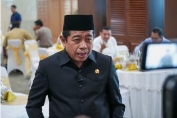 Coffee Morning, Momentum Legislator Tingkatkan Harmoni February 10, 2026 5:58 pm Ketua DPRD DKI Jakarta Khoirudin menegaskan, penyelenggaraan coffee morning internal merupakan bagian dari upaya memperkuat komunikasi, membangun harmonisasi antarlegislator. Demikian ungkap Khoirudin usai Coffee Morning yang bertajuk ‘Satu Cangkir, Satu Visi: Membangun Harmonisasi Internal DPRD’ di Gedung DPRD DKI Jakarta, Selasa (10/2). Menurut Khoirudin, sejak awal hubungan internal DPRD sudah terjalin dengan baik. Sebanyak 106 legislator dapat menjalin komunikasi secara intens. Tujuannya, lanjut Khoirudin, menjaga sinergisitas antarlegislator serta mempererat hubungan kerja di masing-masing komisi. “Selama ini, harmoni sudah terjalin dengan baik, dan kita ingin terus meningkatkannya karena komunikasi adalah satu-satunya cara untuk meningkatkan harmoni itu,” ujar dia. Khoirudin menekankan, harmonisasi dapat memberikan dampak positif pada peningkatan produktivitas lembaga legislatif. Termasuk penyusunan dan pengesahan produk-produk peraturan daerah yang berkualitas. “Setelah ini langkah berikutnya adalah meningkatkan produktivitas melalui berapa perda yang kita hasilkan, serta seberapa disiplin kita dalam melaksanakan tugas-tugas tertentu,” kata Khoirudin. Meski demikian, Khoirudin mengapresiasi seluruh legislator atas atas upaya menjaga citra lembaga DPRD Provinsi DKI Jakarya. Menjaga hubungan baik dengan jajaran Pemerintah Provinsi DKI Jakarta “Saya berterima kasih kepada teman-teman dewan yang telah menjaga citra kita, menjaga harmoni di internal legislatif, dan juga menjaga hubungan dengan eksekutif, dengan jajaran gubernur,” tutur dia. Keharmonisan di antara pimpinan dan anggota DPRD serta eksekutif, lanjut Khoirudin, akan menciptakan rasa aman dan nyaman bagi masyarakat. “Masyarakat bawah akan lebih tenang, lebih nyaman dalam kehidupan berbangsa dan bernegara karena pimpinannya kompak, pimpinannya harmoni,” pungkas dia. (apn/df)