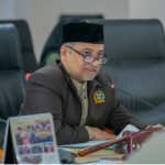 DPRD Buka Ruang Belajar Demokrasi bagi Pelajar February 10, 2026 4:47 pm DPRD DKI Jakarta menegaskan komitmen untuk membuka ruang edukasi politik bagi generasi muda melalui kegiatan kunjungan edukatif pelajar ke Gedung DPRD DKI Jakarta. Satu di antaranya dengan menerima kunjungan siswa SMP Muhammadiyah 32 Jakarta Barat, di gedung DPRD DKI Jakarta, Selasa (10/2). Ketua Badan Pembentukan Peraturan Daerah (Bapemperda) DPRD DKI Jakarta Abdul Aziz menyampaikan DPRD DKI Jakarta sangat terbuka bagi pelajar dan anak muda yang ingin mengenal lebih dekat tugas, fungsi, serta peran lembaga legislatif daerah. Ia menilai, pengenalan terhadap lembaga legislatif sejak dini penting untuk menumbuhkan pemahaman demokrasi dan kesadaran berpolitik yang sehat di kalangan generasi muda. Melalui kunjungan langsung ke gedung rakyat, para pelajar dapat melihat secara nyata bagaimana proses kerja DPRD DKI Jakarta dan kebijakan publik disusun. “Sangat terbuka, bahkan kami senang ya berdiskusi dengan anak muda, masukan-masukan dari mereka dan kesenangan mereka menjadi inspirasi bagi kami untuk membuat kebijakan-kebijakan yang tentunya sangat bermanfaat untuk masyarakat ke depan,” kata dia usai menerima kunjungan siswa. Abdul Aziz mengapresiasi antusiasme para siswa, guru, dan kepala sekolah yang hadir dalam kunjungan tersebut. Ia menyampaikan bahwa SMP Muhammadiyah 32 merupakan salah satu sekolah swasta yang menjadi pilot project program sekolah swasta gratis di Jakarta. “Kami apresiasi ya atas kunjungan dari siswa-siswa Muhammadiyah 32 di Jakarta Barat ya. Anak-anak merasa senang, mengetahui bagaimana pola kerja di DPRD,” kata Abdul Aziz usai menerima kunjungan siswa tersebut. Dalam kesempatan itu, para siswa mendapatkan penjelasan mengenai tugas dan fungsi DPRD DKI Jakarta, termasuk pola kerja lembaga legislatif daerah. “Agar mereka mengetahui apa itu tugas DPRD, bagaimana menjalankannya, dan kebijakan-kebijakan apa yang mereka hasilkan yang bermanfaat untuk warga, untuk masyarakat, khususnya untuk anak-anak didik,” kata dia. Abdul Aziz juga menjelaskan kepada para siswa mengenai Peraturan Daerah (Perda) tentang Penyelenggaraan Pendidikan yang baru disahkan, yakni Perda Nomor 5 Tahun 2025. Penjelasan tersebut disambut antusias oleh para murid, guru, dan kepala sekolah. Ia berharap, kegiatan kunjungan edukatif seperti itu dapat dilakukan oleh sekolah-sekolah lain, sehingga para pelajar dapat memperluas wawasan serta merasakan langsung suasana gedung rakyat. “Ya kami berharap bahwa hal-hal seperti ini bisa juga dilakukan oleh sekolah-sekolah lain, agar mereka terbuka wawasannya dan juga merasakan langsung gedung rakyat ini, bisa melihat langsung fasilitas-fasilitasnya seperti apa, dan apa yang dilakukan, karena ini akan memperkaya pengetahuan mereka ke depan,” kata dia. (yla/df)