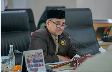 DPRD Buka Ruang Belajar Demokrasi bagi Pelajar February 10, 2026 4:47 pm DPRD DKI Jakarta menegaskan komitmen untuk membuka ruang edukasi politik bagi generasi muda melalui kegiatan kunjungan edukatif pelajar ke Gedung DPRD DKI Jakarta. Satu di antaranya dengan menerima kunjungan siswa SMP Muhammadiyah 32 Jakarta Barat, di gedung DPRD DKI Jakarta, Selasa (10/2). Ketua Badan Pembentukan Peraturan Daerah (Bapemperda) DPRD DKI Jakarta Abdul Aziz menyampaikan DPRD DKI Jakarta sangat terbuka bagi pelajar dan anak muda yang ingin mengenal lebih dekat tugas, fungsi, serta peran lembaga legislatif daerah. Ia menilai, pengenalan terhadap lembaga legislatif sejak dini penting untuk menumbuhkan pemahaman demokrasi dan kesadaran berpolitik yang sehat di kalangan generasi muda. Melalui kunjungan langsung ke gedung rakyat, para pelajar dapat melihat secara nyata bagaimana proses kerja DPRD DKI Jakarta dan kebijakan publik disusun. “Sangat terbuka, bahkan kami senang ya berdiskusi dengan anak muda, masukan-masukan dari mereka dan kesenangan mereka menjadi inspirasi bagi kami untuk membuat kebijakan-kebijakan yang tentunya sangat bermanfaat untuk masyarakat ke depan,” kata dia usai menerima kunjungan siswa. Abdul Aziz mengapresiasi antusiasme para siswa, guru, dan kepala sekolah yang hadir dalam kunjungan tersebut. Ia menyampaikan bahwa SMP Muhammadiyah 32 merupakan salah satu sekolah swasta yang menjadi pilot project program sekolah swasta gratis di Jakarta. “Kami apresiasi ya atas kunjungan dari siswa-siswa Muhammadiyah 32 di Jakarta Barat ya. Anak-anak merasa senang, mengetahui bagaimana pola kerja di DPRD,” kata Abdul Aziz usai menerima kunjungan siswa tersebut. Dalam kesempatan itu, para siswa mendapatkan penjelasan mengenai tugas dan fungsi DPRD DKI Jakarta, termasuk pola kerja lembaga legislatif daerah. “Agar mereka mengetahui apa itu tugas DPRD, bagaimana menjalankannya, dan kebijakan-kebijakan apa yang mereka hasilkan yang bermanfaat untuk warga, untuk masyarakat, khususnya untuk anak-anak didik,” kata dia. Abdul Aziz juga menjelaskan kepada para siswa mengenai Peraturan Daerah (Perda) tentang Penyelenggaraan Pendidikan yang baru disahkan, yakni Perda Nomor 5 Tahun 2025. Penjelasan tersebut disambut antusias oleh para murid, guru, dan kepala sekolah. Ia berharap, kegiatan kunjungan edukatif seperti itu dapat dilakukan oleh sekolah-sekolah lain, sehingga para pelajar dapat memperluas wawasan serta merasakan langsung suasana gedung rakyat. “Ya kami berharap bahwa hal-hal seperti ini bisa juga dilakukan oleh sekolah-sekolah lain, agar mereka terbuka wawasannya dan juga merasakan langsung gedung rakyat ini, bisa melihat langsung fasilitas-fasilitasnya seperti apa, dan apa yang dilakukan, karena ini akan memperkaya pengetahuan mereka ke depan,” kata dia. (yla/df)