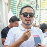 Efesiensi Energi dan Air Bangunan Gedung, Wahyu Dewanto: Langkah yang Sangat Baik February 10, 2026 12:05 pm Pemprov DKI Jakarta menerbitkan Peraturan Gubernur (Pergub) Nomor 5 Tahun 2026 tentang Efisiensi Energi dan Air pada Bangunan Gedung. Kebijakan itu menuai dukungan Wakil Ketua Komisi B DPRD DKI Jakarta Wahyu Dewanto. Menurut Wahyu, kebijakan itu merupakan langkah konkret upaya mitigasi perubahan iklim. Bagian dari pelaksanaan Program Climate Action Implementation (CAI), kerja sama antara Pemprov DKI dengan Pemerintah Inggris, serta jaringan kota dunia, C40 Cities. Program CAI berpotensi menurunkan konsumsi listrik dan air secara signifikan. Sehingga mampu menghemat biaya langganan bagi pemilik gedung. Penerapan Efisiensi energi dan air, lanjut Wahyu, sangat relevan bagi kota besar seperti Jakarta. Kebijakan itu juga mampu mendorong pengelolaan bangunan secara berkelanjutan. Wakil Ketua Komisi B DPRD DKI Jakarta Wahyu Dewanto. (dok.DDJP) “Ini merupakan langkah yang sangat baik untuk menekan penggunaan energi dan air. Terutama di kota-kota besar,” ujar Wahyu, beberapa waktu lalu. Hanya saja, kata politisi Partai Gerindra itu, keberhasilan implementasi kebijakan butuh kesungguhan dari para pemilik gedung. Perlu investasi awal, seperti penggunaan peralatan yang lebih hemat energi dan air. “Perubahan perilaku para penghuni gedung juga menjadi faktor penting dalam mendukung keberhasilan program,” terang Wahyu. Perluasan Program CAI juga dapat mencakup gedung-gedung nonpemerintah. Pemprov DKI bisa memberikan insentif kepada pemilik gedung yang terbukti konsisten dalam menerapkan program itu. Untuk pengembangan gedung hemat energi dan air, lanjut dia, bisa termuat secara garis besar dalam Rencana Tata Ruang Wilayah (RTRW). Bahkan, desain bangunan ramah lingkungan dapat menjadi masukan dalam penyusunan Jakarta Green Building Regulation. “Tentu ini bisa menjadi dasar penguatan regulasi bangunan hijau di Jakarta ke depan,” tegas Wahyu. Sebelumnya, Gubernur Pramono menargetkan Program CAI bisa menurunkan emisi gas rumah kaca sebesar 31,89 persen pada 2030. Termasuk pula meningkatkan efisiensi energi dan air hingga 30 persen. Target tersebut penting, mengingat sektor bangunan menyumbang sekitar 60 persen emisi di Jakarta. Nantinya, Pemprov DKI mampu mewujudkan gedung-gedung pemerintah sebagai percontohan bangunan hijau. Mendorong transisi Jakarta menuju kota rendah karbon dan berkelanjutan. (red)