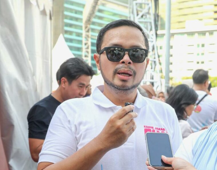 Efesiensi Energi dan Air Bangunan Gedung, Wahyu Dewanto: Langkah yang Sangat Baik February 10, 2026 12:05 pm Pemprov DKI Jakarta menerbitkan Peraturan Gubernur (Pergub) Nomor 5 Tahun 2026 tentang Efisiensi Energi dan Air pada Bangunan Gedung. Kebijakan itu menuai dukungan Wakil Ketua Komisi B DPRD DKI Jakarta Wahyu Dewanto. Menurut Wahyu, kebijakan itu merupakan langkah konkret upaya mitigasi perubahan iklim. Bagian dari pelaksanaan Program Climate Action Implementation (CAI), kerja sama antara Pemprov DKI dengan Pemerintah Inggris, serta jaringan kota dunia, C40 Cities. Program CAI berpotensi menurunkan konsumsi listrik dan air secara signifikan. Sehingga mampu menghemat biaya langganan bagi pemilik gedung. Penerapan Efisiensi energi dan air, lanjut Wahyu, sangat relevan bagi kota besar seperti Jakarta. Kebijakan itu juga mampu mendorong pengelolaan bangunan secara berkelanjutan. Wakil Ketua Komisi B DPRD DKI Jakarta Wahyu Dewanto. (dok.DDJP) “Ini merupakan langkah yang sangat baik untuk menekan penggunaan energi dan air. Terutama di kota-kota besar,” ujar Wahyu, beberapa waktu lalu. Hanya saja, kata politisi Partai Gerindra itu, keberhasilan implementasi kebijakan butuh kesungguhan dari para pemilik gedung. Perlu investasi awal, seperti penggunaan peralatan yang lebih hemat energi dan air. “Perubahan perilaku para penghuni gedung juga menjadi faktor penting dalam mendukung keberhasilan program,” terang Wahyu. Perluasan Program CAI juga dapat mencakup gedung-gedung nonpemerintah. Pemprov DKI bisa memberikan insentif kepada pemilik gedung yang terbukti konsisten dalam menerapkan program itu. Untuk pengembangan gedung hemat energi dan air, lanjut dia, bisa termuat secara garis besar dalam Rencana Tata Ruang Wilayah (RTRW). Bahkan, desain bangunan ramah lingkungan dapat menjadi masukan dalam penyusunan Jakarta Green Building Regulation. “Tentu ini bisa menjadi dasar penguatan regulasi bangunan hijau di Jakarta ke depan,” tegas Wahyu. Sebelumnya, Gubernur Pramono menargetkan Program CAI bisa menurunkan emisi gas rumah kaca sebesar 31,89 persen pada 2030. Termasuk pula meningkatkan efisiensi energi dan air hingga 30 persen. Target tersebut penting, mengingat sektor bangunan menyumbang sekitar 60 persen emisi di Jakarta. Nantinya, Pemprov DKI mampu mewujudkan gedung-gedung pemerintah sebagai percontohan bangunan hijau. Mendorong transisi Jakarta menuju kota rendah karbon dan berkelanjutan. (red)