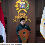 Harmonisasi Internal ‘Satu Cangkir, Satu Visi’ February 10, 2026 1:58 pm Ketua DPRD DKI Jakarta Khoirudin menegaskan, harmonisasi internal sangat penting untuk memperkuat kinerja dewan menghadapi berbagai tantangan pembangunan. Demikian ungkap Khoirudin dalam Coffee Morning bertajuk ‘Satu Cangkir, Satu Visi: Membangun Harmonisasi Internal DPRD’ di Gedung DPRD DKI Jakarta, Selasa (10/2). Ia menyanpaikan, tema tersebut menjadi simbol kebersamaan dan ruang dialog yang terbuka antara pimpinan dan anggota dewan. Tujuannya, menghasilkan gagasan konkret untuk kemajuan Jakarta. “Satu cangkir kopi bukan sekadar minuman, tetapi simbol kebersamaan dan ruang untuk saling mendengar serta saling memahami,” ujar Khoirudin. Ketua DPRD DKI Jakarta Khoirudin. (dok.DDJP) “Dari suasana yang cair inilah akan lahir pemikiran jernih dan semangat kebersamaan yang kuat,” tambah dia. DPRD DKI, ungkap Khoirudin, kini berada dalam fase penuh tantangan. Lengkap dengan berbagai isu strategis. Di antaranya seperti, peningkatan kualitas pelayanan publik, penanganan banjir dan lingkungan, kemacetan dan transportasi, serta upaya menjaga stabilitas ekonomi, dan kesejahteraan masyarakat. Menurut dia, seluruh tantangan tak dapat selesai secara parsial. Butuh harmonisasi internal dan sinergi seluruh unsur DPRD. “Perbedaan pandangan adalah hal yang wajar. Namun tujuan kita tetap satu, yaitu memastikan kebijakan dan fungsi DPRD benar-benar berpihak pada kepentingan warga Jakarta,” tegas dia. Dalam pertemuan itu, Khoirudin berharap, seluruh legislator mampu membangun suasana kerja yang profesional, saling mendukung, dan harmonis. Menjalankan amanah secara optimal Untuk mewujudkan hal itu, lanjut dia, perlu komunikasi terbuka, solid, dan saling menguatkan antar pimpinan dan anggota dewan. “Semoga Allah SWT senantiasa membimbing langkah kita dalam menjalankan amanah untuk Jakarta yang lebih maju, adil, dan berkelanjutan,” pungkas dia. (apn/df)