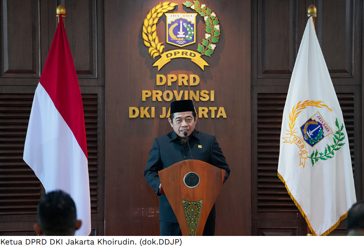 Harmonisasi Internal ‘Satu Cangkir, Satu Visi’ February 10, 2026 1:58 pm Ketua DPRD DKI Jakarta Khoirudin menegaskan, harmonisasi internal sangat penting untuk memperkuat kinerja dewan menghadapi berbagai tantangan pembangunan. Demikian ungkap Khoirudin dalam Coffee Morning bertajuk ‘Satu Cangkir, Satu Visi: Membangun Harmonisasi Internal DPRD’ di Gedung DPRD DKI Jakarta, Selasa (10/2). Ia menyanpaikan, tema tersebut menjadi simbol kebersamaan dan ruang dialog yang terbuka antara pimpinan dan anggota dewan. Tujuannya, menghasilkan gagasan konkret untuk kemajuan Jakarta. “Satu cangkir kopi bukan sekadar minuman, tetapi simbol kebersamaan dan ruang untuk saling mendengar serta saling memahami,” ujar Khoirudin. Ketua DPRD DKI Jakarta Khoirudin. (dok.DDJP) “Dari suasana yang cair inilah akan lahir pemikiran jernih dan semangat kebersamaan yang kuat,” tambah dia. DPRD DKI, ungkap Khoirudin, kini berada dalam fase penuh tantangan. Lengkap dengan berbagai isu strategis. Di antaranya seperti, peningkatan kualitas pelayanan publik, penanganan banjir dan lingkungan, kemacetan dan transportasi, serta upaya menjaga stabilitas ekonomi, dan kesejahteraan masyarakat. Menurut dia, seluruh tantangan tak dapat selesai secara parsial. Butuh harmonisasi internal dan sinergi seluruh unsur DPRD. “Perbedaan pandangan adalah hal yang wajar. Namun tujuan kita tetap satu, yaitu memastikan kebijakan dan fungsi DPRD benar-benar berpihak pada kepentingan warga Jakarta,” tegas dia. Dalam pertemuan itu, Khoirudin berharap, seluruh legislator mampu membangun suasana kerja yang profesional, saling mendukung, dan harmonis. Menjalankan amanah secara optimal Untuk mewujudkan hal itu, lanjut dia, perlu komunikasi terbuka, solid, dan saling menguatkan antar pimpinan dan anggota dewan. “Semoga Allah SWT senantiasa membimbing langkah kita dalam menjalankan amanah untuk Jakarta yang lebih maju, adil, dan berkelanjutan,” pungkas dia. (apn/df)
