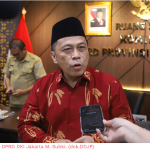 Distribusi Pangan Murah, Subki: Jangan Lakukan Tindakan di Luar Aturan February 11, 2026 10:01 am Komisi E DPRD DKI Jakarta menyoroti praktik percaloan barcode dalam distribusi pangan murah bagi masyarakat penerima bantuan sosial. Hal itu menjadi pembahasan dalam rapat kerja Komisi E bersama jajaran eksekutif di Gedung DPRD DKI Jakarta, Selasa (10/2). Ketua Komisi E M. Subki mengatakan, rapat tersebut secara khusus membahas distribusi pangan murah untuk kelompok penerima manfaat. Mulai dari penerima Kartu Jakarta Pintar (KJP), Lansia, kader PKK, PPSU, hingga kelompok masyarakat lainnya. Subki mengakui, keterbatasan anggaran masih menjadi kendala utama. Hingga kini, dari sekitar 1.025.000 penerima manfaat, sekitar 25 persen yang dapat menerima hak pangan murah. Sedangkan 75 persen belum terlayani. Ia juga mengimbau masyarakat mengikuti prosedur. Tidak tergiur tawaran jalan pintas dalam proses antrean pangan murah. Praktik menyogok atau membayar jasa percaloan justru merugikan masyarakat. Ketua Komisi E DPRD DKI Jakarta M. Subki. (dok.DDJP) “Jangan melakukan tindakan-tindakan yang di luar aturan. Ditawarin nyogok untuk ngantre, janganlah. Jangan menerima karena itu merugikan kita juga,” kata Subki. Subki mendorong seluruh dinas terkait serta BUMD pangan inspeksi mendadak (Sidak) ke gerai-gerai distribusi. Tujuannya, meningkatkan kualitas layanan distribusi pangan murah. BUMD pangan antara lain, Pasar Jaya, Dharma Jaya, dan Food Station. Sidak itu, harus meliputi 107 lokasi gerai pangan murah. Artinya, tidakan tanpa pemberitahuan terlebih dahulu. Guna melihat langsung kondisi pelaksanaan distribusi di lapangan. Subki menambahkan, masyarakat dapat melaporkan dugaan pelanggaran atau praktik percaloan kepada Dinas Ketahanan Pangan Kelautan dan Pertanian (KPKP) DKI Jakarta. Untuk tindak lanjut laporan, masyarakat juga bisa melaporkan kepada anggota DPRD DKI Jakarta daerah pemilihan di masing-masing wilayah. “Kita akan lihat ke lokasi sebenernya gimana pelaksanaan yang sebenarnya,” kata dia. Sementara itu, Kepala Dinas KPKP DKI Jakarta Hasudungan Sidabalok mengatakan, telah mengidentifikasi permasalahan melalui inspektorat secara berkala. Fokus utama pada manajemen data penerima manfaat. Selain itu, Dinas KPKP mengevaluasi efektivitas sistem antrean. Namun keterbatasan ketersediaan pangan subsidi memicu kekacauan di lapangan. Dinas KPKP berharap, terdapat solusi komprehensif pada 2026. Satu di antaranya melalui pengembangan sistem antrean berbasis digital, sesuai rekomendasi Badan Pemeriksa Keuangan (BPK). Dengan sistem online, ketepatan sasaran penerima manfaat bisa termonitor. “Kemudian kita juga melaksanakan preferensi-preferensi dari penerima manfaat,” pungkas Hasudungan. (yla/df)