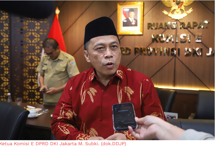 Distribusi Pangan Murah, Subki: Jangan Lakukan Tindakan di Luar Aturan February 11, 2026 10:01 am Komisi E DPRD DKI Jakarta menyoroti praktik percaloan barcode dalam distribusi pangan murah bagi masyarakat penerima bantuan sosial. Hal itu menjadi pembahasan dalam rapat kerja Komisi E bersama jajaran eksekutif di Gedung DPRD DKI Jakarta, Selasa (10/2). Ketua Komisi E M. Subki mengatakan, rapat tersebut secara khusus membahas distribusi pangan murah untuk kelompok penerima manfaat. Mulai dari penerima Kartu Jakarta Pintar (KJP), Lansia, kader PKK, PPSU, hingga kelompok masyarakat lainnya. Subki mengakui, keterbatasan anggaran masih menjadi kendala utama. Hingga kini, dari sekitar 1.025.000 penerima manfaat, sekitar 25 persen yang dapat menerima hak pangan murah. Sedangkan 75 persen belum terlayani. Ia juga mengimbau masyarakat mengikuti prosedur. Tidak tergiur tawaran jalan pintas dalam proses antrean pangan murah. Praktik menyogok atau membayar jasa percaloan justru merugikan masyarakat. Ketua Komisi E DPRD DKI Jakarta M. Subki. (dok.DDJP) “Jangan melakukan tindakan-tindakan yang di luar aturan. Ditawarin nyogok untuk ngantre, janganlah. Jangan menerima karena itu merugikan kita juga,” kata Subki. Subki mendorong seluruh dinas terkait serta BUMD pangan inspeksi mendadak (Sidak) ke gerai-gerai distribusi. Tujuannya, meningkatkan kualitas layanan distribusi pangan murah. BUMD pangan antara lain, Pasar Jaya, Dharma Jaya, dan Food Station. Sidak itu, harus meliputi 107 lokasi gerai pangan murah. Artinya, tidakan tanpa pemberitahuan terlebih dahulu. Guna melihat langsung kondisi pelaksanaan distribusi di lapangan. Subki menambahkan, masyarakat dapat melaporkan dugaan pelanggaran atau praktik percaloan kepada Dinas Ketahanan Pangan Kelautan dan Pertanian (KPKP) DKI Jakarta. Untuk tindak lanjut laporan, masyarakat juga bisa melaporkan kepada anggota DPRD DKI Jakarta daerah pemilihan di masing-masing wilayah. “Kita akan lihat ke lokasi sebenernya gimana pelaksanaan yang sebenarnya,” kata dia. Sementara itu, Kepala Dinas KPKP DKI Jakarta Hasudungan Sidabalok mengatakan, telah mengidentifikasi permasalahan melalui inspektorat secara berkala. Fokus utama pada manajemen data penerima manfaat. Selain itu, Dinas KPKP mengevaluasi efektivitas sistem antrean. Namun keterbatasan ketersediaan pangan subsidi memicu kekacauan di lapangan. Dinas KPKP berharap, terdapat solusi komprehensif pada 2026. Satu di antaranya melalui pengembangan sistem antrean berbasis digital, sesuai rekomendasi Badan Pemeriksa Keuangan (BPK). Dengan sistem online, ketepatan sasaran penerima manfaat bisa termonitor. “Kemudian kita juga melaksanakan preferensi-preferensi dari penerima manfaat,” pungkas Hasudungan. (yla/df)