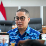 Kali Grogol Selatan makin Dangkal, Wibi: Ini Tak Bisa Dibiarkan February 6, 2026 11:00 am Wakil Ketua DPRD DKI Jakarta Wibi Andrino menyoroti pendangkalan Kali Grogol Selatan. Terdapat dugaan, pendangkalan menyebabkan banjir berulang yang dialami warga RW 04, Kebayoran Lama Selatan, Kebayoran Lama, Jakarta Selatan. Wibi mengungkapkan hal itu setelah mengetahui keluhan langsung dari masyarakat saat melaksanakan reses. Warga menyampaikan, banjir kerap terjadi saat hujan dengan intensitas sedang hingga tinggi. Pendangkalan aliran kali itu membuat kapasitas tampungan air menurun. Sehingga air mudah meluap ke permukiman warga. Karena itu, Wibi mendesak Dinas Sumber Daya Air (SDA) DKI mengeruk kali itu secara rutin. Dengan begitu, penanganan banjir di kawasan tersebut bisa optimal. “Persoalan ini tidak bisa dibiarkan berlarut-larut,” ujar Wibi, Rabu (4/2) Selain itu, Wibi juga menyoroti kondisi drainase lingkungan yang tidak lagi berfungsi maksimal. Sejumlah saluran air mengalami penyempitan, tertutup sedimentasi, hingga kerusakan fisik. Ia menilai, penanganan banjir harus secara menyeluruh. Yakni fokus pada aliran sungai dan sistem drainase lingkungan permukiman. “Jangan sampai air menggenang karena persoalan teknis yang seharusnya bisa diantisipasi dengan cepat,” tanas Wibi. Upaya normalisasi aliran air dan perbaikan drainase, harap politisi Partai NasDem itu, dapat meningkatkan kualitas lingkungan permukiman. Sekaligus meminimalisasi risiko banjir di masa mendatang. (red)