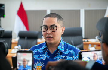 Kali Grogol Selatan makin Dangkal, Wibi: Ini Tak Bisa Dibiarkan February 6, 2026 11:00 am Wakil Ketua DPRD DKI Jakarta Wibi Andrino menyoroti pendangkalan Kali Grogol Selatan. Terdapat dugaan, pendangkalan menyebabkan banjir berulang yang dialami warga RW 04, Kebayoran Lama Selatan, Kebayoran Lama, Jakarta Selatan. Wibi mengungkapkan hal itu setelah mengetahui keluhan langsung dari masyarakat saat melaksanakan reses. Warga menyampaikan, banjir kerap terjadi saat hujan dengan intensitas sedang hingga tinggi. Pendangkalan aliran kali itu membuat kapasitas tampungan air menurun. Sehingga air mudah meluap ke permukiman warga. Karena itu, Wibi mendesak Dinas Sumber Daya Air (SDA) DKI mengeruk kali itu secara rutin. Dengan begitu, penanganan banjir di kawasan tersebut bisa optimal. “Persoalan ini tidak bisa dibiarkan berlarut-larut,” ujar Wibi, Rabu (4/2) Selain itu, Wibi juga menyoroti kondisi drainase lingkungan yang tidak lagi berfungsi maksimal. Sejumlah saluran air mengalami penyempitan, tertutup sedimentasi, hingga kerusakan fisik. Ia menilai, penanganan banjir harus secara menyeluruh. Yakni fokus pada aliran sungai dan sistem drainase lingkungan permukiman. “Jangan sampai air menggenang karena persoalan teknis yang seharusnya bisa diantisipasi dengan cepat,” tanas Wibi. Upaya normalisasi aliran air dan perbaikan drainase, harap politisi Partai NasDem itu, dapat meningkatkan kualitas lingkungan permukiman. Sekaligus meminimalisasi risiko banjir di masa mendatang. (red)