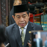 Khoirudin Tanggapi soal Warga Lenteng Agung Protes Tempat Hiburan Malam February 4, 2026 10:05 am Warga Lenteng Agung, Jakarta Selatan resah dengan keberadaan tempat hiburan malam yang berpotensi menjadi ajang prostitusi dan peredaran minuman keras (Miras). Menanggapi hal itu, Ketua DPRD DKI Jakarta Khoirudin mendengar keresahan warga. Karena itu, meminta pemerintah provinsi mengecek aktivitas tempat hiburan malam tersebut. “Kami memahami dan menghormati keresahan warga Lenteng Agung,” ujar Khoirudin, Selasa (3/2). Menurut dia, aspirasi masyarakat, apalagi yang menyangkut ketenteraman lingkungan dan nilai-nilai moral, wajib menjadi perhatian serius pemerintah provinsi. Jika terdapat pelanggaran izin, kata Kohirudin, harus ada tindak tegas. Terlebih lagi, dalam waktu dekat memasuki bulan Ramadan. “Pemprov perlu memastikan suasana Jakarta tetap kondusif, menghormati nilai-nilai keagamaan, serta menjaga ketenangan masyarakat,” tandas dia. Prinsipnya, lanjut Khoirudin, kegiatan usaha harus sejalan dengan aturan. Tidak meresahkan warga. Lebih lanjut Khoirudin menyampaikan DPRD DKI siap berkoordinasi dengan Pemprov terkait persoalan tersebut. Dia ingin ketertiban dan kenyamanan masyarakat dikedepankan. Ia menegaskan, siap mengawal dan berkoordinasi dengan Pemprov DKI. “Setiap langkah yang diambil tetap mengedepankan kepentingan masyarakat, ketertiban umum, dan rasa keadilan,” tutur Khoirudin. Sebelumnya, sejumlah warga menggelar aksi penolakan tempat hiburan malam di hotel kawasan Lenteng Agung, Jagakarsa, Jumat (30/1). Aparat kepolisian mengarahkan agar manajemen dan warga mencari solusi lewat mediasi. Wakil Ketua RW 02 Kampung Sawah Achmad Fauzi mengatakan, warga menolak keberadaan tempat hiburan itu. Akibatnya, warga turun ke jalan karena mengetahui lingkungan tempat tinggalnya terdapat tempat yang cenderung dengan praktik maksiat. Warga Kampung Sawah juga mengancam akan kembali berunjuk rasa jika tempat hiburan malam itu tidak segera ditutup. (red)