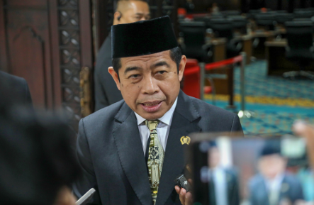 Khoirudin Tanggapi soal Warga Lenteng Agung Protes Tempat Hiburan Malam February 4, 2026 10:05 am Warga Lenteng Agung, Jakarta Selatan resah dengan keberadaan tempat hiburan malam yang berpotensi menjadi ajang prostitusi dan peredaran minuman keras (Miras). Menanggapi hal itu, Ketua DPRD DKI Jakarta Khoirudin mendengar keresahan warga. Karena itu, meminta pemerintah provinsi mengecek aktivitas tempat hiburan malam tersebut. “Kami memahami dan menghormati keresahan warga Lenteng Agung,” ujar Khoirudin, Selasa (3/2). Menurut dia, aspirasi masyarakat, apalagi yang menyangkut ketenteraman lingkungan dan nilai-nilai moral, wajib menjadi perhatian serius pemerintah provinsi. Jika terdapat pelanggaran izin, kata Kohirudin, harus ada tindak tegas. Terlebih lagi, dalam waktu dekat memasuki bulan Ramadan. “Pemprov perlu memastikan suasana Jakarta tetap kondusif, menghormati nilai-nilai keagamaan, serta menjaga ketenangan masyarakat,” tandas dia. Prinsipnya, lanjut Khoirudin, kegiatan usaha harus sejalan dengan aturan. Tidak meresahkan warga. Lebih lanjut Khoirudin menyampaikan DPRD DKI siap berkoordinasi dengan Pemprov terkait persoalan tersebut. Dia ingin ketertiban dan kenyamanan masyarakat dikedepankan. Ia menegaskan, siap mengawal dan berkoordinasi dengan Pemprov DKI. “Setiap langkah yang diambil tetap mengedepankan kepentingan masyarakat, ketertiban umum, dan rasa keadilan,” tutur Khoirudin. Sebelumnya, sejumlah warga menggelar aksi penolakan tempat hiburan malam di hotel kawasan Lenteng Agung, Jagakarsa, Jumat (30/1). Aparat kepolisian mengarahkan agar manajemen dan warga mencari solusi lewat mediasi. Wakil Ketua RW 02 Kampung Sawah Achmad Fauzi mengatakan, warga menolak keberadaan tempat hiburan itu. Akibatnya, warga turun ke jalan karena mengetahui lingkungan tempat tinggalnya terdapat tempat yang cenderung dengan praktik maksiat. Warga Kampung Sawah juga mengancam akan kembali berunjuk rasa jika tempat hiburan malam itu tidak segera ditutup. (red)