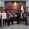 Kolaborasi Penuhi Kebutuhan Pangan February 3, 2026 6:05 pm DPRD DKI Jakarta mendukung penuh langkah Hidayatullah berkolaborasi dengan pemerintah provinsi dalam memenuhi kebutuhan pangan warga. Demikian ungkap Ketua DPRD Khoirudin usai audiensi Dewan Pengurus Wilayah (DPW) Hidayatullah DKI Jakarta di Gedung DPRD DKI Jakarta, Selasa (3/2). Menurut Khoirudin, Hidayatullah punya peluang besar berkolaborasi dengan Pemprov DKI. Terutama dalam memenuhi kebutuhan pangan untuk masyarakat. Ia mengungkapkan, jumlah penduduk di DKI Jakarta sekitar 10,6 juta jiwa. Pemenuhan kebutuhan pangan sangat penting. Terlebih, Hidayatullah menyebar dalam skala nasional. “Kami membuka diri untuk kerja sama tersebut,” ujar dia. Khoirudin juga mendorong Pemprov DKI Jakarta mendukung Hidayatullah. Khususnya dalam bidang pendidikan dan keagamaan. “Insyaallah ke depan, DPRD DKI Jakarta dapat berperan lebih besar untuk membantu Hidayatullah dalam rangka pendidikan anak bangsa,” ucap Khoirudin. Sementara itu, Bendahara Umum DPP Hidayatullah Suwito Fatah mengucapkan terima kasih atas fasilitasi pertemuan antara Hidayatullah dengan DPRD DKI Jakarta. Terkait ketahanan pangan, pihaknya siap berkomitmen berkolaborasi dengan Pemprov DKI Jakarta. Tentunya dengan jejaring Hidayatullah dalam skala nasional. “Mudah-mudahan kerja sama dengan kemitraan ini bisa berjalan dengan baik dan saling menumbuhkan, mendukung baik itu dari Hidayatullah maupun Pemprov DKI Jakarta,” pungkas Suwito. (apn/df)