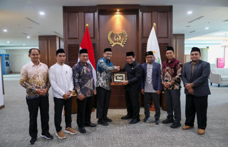 Kolaborasi Penuhi Kebutuhan Pangan February 3, 2026 6:05 pm DPRD DKI Jakarta mendukung penuh langkah Hidayatullah berkolaborasi dengan pemerintah provinsi dalam memenuhi kebutuhan pangan warga. Demikian ungkap Ketua DPRD Khoirudin usai audiensi Dewan Pengurus Wilayah (DPW) Hidayatullah DKI Jakarta di Gedung DPRD DKI Jakarta, Selasa (3/2). Menurut Khoirudin, Hidayatullah punya peluang besar berkolaborasi dengan Pemprov DKI. Terutama dalam memenuhi kebutuhan pangan untuk masyarakat. Ia mengungkapkan, jumlah penduduk di DKI Jakarta sekitar 10,6 juta jiwa. Pemenuhan kebutuhan pangan sangat penting. Terlebih, Hidayatullah menyebar dalam skala nasional. “Kami membuka diri untuk kerja sama tersebut,” ujar dia. Khoirudin juga mendorong Pemprov DKI Jakarta mendukung Hidayatullah. Khususnya dalam bidang pendidikan dan keagamaan. “Insyaallah ke depan, DPRD DKI Jakarta dapat berperan lebih besar untuk membantu Hidayatullah dalam rangka pendidikan anak bangsa,” ucap Khoirudin. Sementara itu, Bendahara Umum DPP Hidayatullah Suwito Fatah mengucapkan terima kasih atas fasilitasi pertemuan antara Hidayatullah dengan DPRD DKI Jakarta. Terkait ketahanan pangan, pihaknya siap berkomitmen berkolaborasi dengan Pemprov DKI Jakarta. Tentunya dengan jejaring Hidayatullah dalam skala nasional. “Mudah-mudahan kerja sama dengan kemitraan ini bisa berjalan dengan baik dan saling menumbuhkan, mendukung baik itu dari Hidayatullah maupun Pemprov DKI Jakarta,” pungkas Suwito. (apn/df)