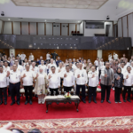 MRT Kembangan–Balaraja Dukung Mobilitas Pekerja dari Banten dan Bogor February 4, 2026 5:51 pm DPRD DKI Jakarta mendukung pemerintah provinsi melakukan studi potensi kontribusi pembangunan MRT Lintas Timur–Barat Fase 2 rute Kembangan–Balaraja. Studi itu melalui penandatanganan nota kesepahaman di Balaikota, Rabu (4/2). Ketua Komisi B Nova Harivan Paloh menilai, kajian tersebut penting. Memperkuat interkoneksi transportasi lintas wilayah. Khususnya mempermudah mobilitas masyarakat dari daerah penyangga menuju Jakarta. “Mempermudah akses mungkin yang karyawan yang tinggalnya dari Bogor (dan) Banten yang masuk ke Jakarta,” ujar Nova. Menurut Nova, nota kesepahaman masih berada pada tahap awal berupa kesepakatan kajian. Potensi bisnis dari proyek MRT Timur–Barat Fase 2 sangat menjanjikan. Terutama pengembangan kawasan berbasis Transit Oriented Development (TOD). “Tentunya nanti kan dikaji lagi lebih lanjut,” kata Nova. Fasilitas pendukung seperti area parkir di sekitar stasiun akan melengkapi pengembangan konsep TOD. Mengurangi kepadatan lalu lintas kendaraan pribadi yang masuk ke Jakarta. “Nanti, kendaraan motor bisa parkir di situ. Istilahnya terpusat,” kata dia. Sementara itu, Gubernur Pramono Anung menegaskan, prinsip utama kerja sama lintas daerah dalam proyek ini adalah saling memberikan manfaat dan keuntungan bagi semua pihak. Ia mengingatkan agar nota kesepahaman yang telah ditandatangani tidak berhenti pada tataran administratif semata. Melainkan benar-benar diwujudkan dalam bentuk nyata. Realisasi proyek MRT Timur–Barat Fase 2 berdampak positif secara luas. Termasuk oleh para pengembang kawasan. Pramono menegaskan, proyek itu akan saling memberi manfaat kepada berbagai pihak. “Saling menguntungkan. Enggak boleh hanya Jakarta yang untung,” tutur dia. (yla/df)