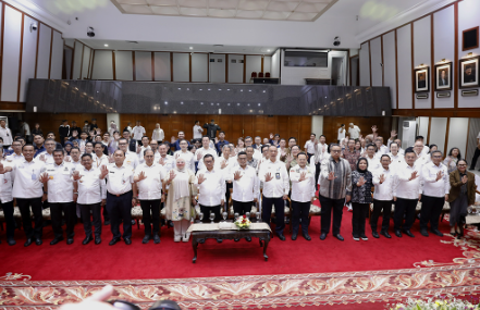 MRT Kembangan–Balaraja Dukung Mobilitas Pekerja dari Banten dan Bogor February 4, 2026 5:51 pm DPRD DKI Jakarta mendukung pemerintah provinsi melakukan studi potensi kontribusi pembangunan MRT Lintas Timur–Barat Fase 2 rute Kembangan–Balaraja. Studi itu melalui penandatanganan nota kesepahaman di Balaikota, Rabu (4/2). Ketua Komisi B Nova Harivan Paloh menilai, kajian tersebut penting. Memperkuat interkoneksi transportasi lintas wilayah. Khususnya mempermudah mobilitas masyarakat dari daerah penyangga menuju Jakarta. “Mempermudah akses mungkin yang karyawan yang tinggalnya dari Bogor (dan) Banten yang masuk ke Jakarta,” ujar Nova. Menurut Nova, nota kesepahaman masih berada pada tahap awal berupa kesepakatan kajian. Potensi bisnis dari proyek MRT Timur–Barat Fase 2 sangat menjanjikan. Terutama pengembangan kawasan berbasis Transit Oriented Development (TOD). “Tentunya nanti kan dikaji lagi lebih lanjut,” kata Nova. Fasilitas pendukung seperti area parkir di sekitar stasiun akan melengkapi pengembangan konsep TOD. Mengurangi kepadatan lalu lintas kendaraan pribadi yang masuk ke Jakarta. “Nanti, kendaraan motor bisa parkir di situ. Istilahnya terpusat,” kata dia. Sementara itu, Gubernur Pramono Anung menegaskan, prinsip utama kerja sama lintas daerah dalam proyek ini adalah saling memberikan manfaat dan keuntungan bagi semua pihak. Ia mengingatkan agar nota kesepahaman yang telah ditandatangani tidak berhenti pada tataran administratif semata. Melainkan benar-benar diwujudkan dalam bentuk nyata. Realisasi proyek MRT Timur–Barat Fase 2 berdampak positif secara luas. Termasuk oleh para pengembang kawasan. Pramono menegaskan, proyek itu akan saling memberi manfaat kepada berbagai pihak. “Saling menguntungkan. Enggak boleh hanya Jakarta yang untung,” tutur dia. (yla/df)