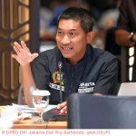 Jelang Ramadan, ‘Nelayan Kecil’ Butuh Bantuan Khusus February 11, 2026 12:47 pm Jelang Ramadan, kalangan nelayan kecil di pesisir pantai Jakarta merupakan bagian yang butuh bantuan khusus distribusi pangan. Demikian ungkap Anggota Komisi B DPRD DKI Jakarta Dwi Rio Sambodo, beberapa waktu lalu. Menurut politisi PDI Perjuangan itu, pemberian bantuan khusus merupakan upaya memastikan kebijakan pangan dan kelautan benar-benar berpihak kepada rakyat kecil. “Kami mengimbau Kementeriuan Kelautan dan Perikanan (KKP) memberikan ‘hadiah lebaran’ kepada nelayan kecil melalui kebijakan Vessel Monitoring System (VMS),” ujar Rio. Anggota Komisi B DPRD DKI Jakarta Dwi Rio Sambodo. (dok.DDJP) Rio menyatakan, output dari kebijakan VMS yaitu Penerimaan Negara Bukan Pajak (PNBP). Sehingga tidak ada salahnya mengembalikan sebagian PNBP pada 2025 untuk bantuan VMS bagi nelayan kecil. VMS merupakan sistem pemantauan kapal perikanan berbasis satelit yang wajib terpasang pada kapal berizin pusat. Umumnya, kapal di atas 30 GT atau kapal eks-daerah yang bermigrasi. Sistem tersebut berfungsi melacak posisi dan aktivitas kapal secara real-time. Meningkatkan keselamatan melalui fitur alarm, efisiensi operasional, serta memastikan kepatuhan terhadap regulasi perikanan berkelanjutan. Hingga April 2025, ungkap Rio, tercatat sekitar 8.893 kapal telah terpasang VMS, dari total 13.313 unit yang mengantongi izin pemerintah pusat. Selain itu, Rio mengapresiasi langkah Menteri KKP Sakti Wahyu Tranggono yang menggaransi percepatan perizinan bagi pengusaha perikanan yang akan memasang VSM. Anggota Komisi B DPRD DKI Jakarta Ismail mengungkapkan hal senada. Dengan semakin banyak nelayan yang menggunakan VMS, akan menambah potensi pemasukan negara dari sektor ikan tangkap. Ismail juga menyoroti kebijakan pangan. Khususnya pelaksanaan Gerakan Pangan Murah (GPM) dan Program Bantuan Pangan Non Tunai (BPNT) 2026. Anggota Komisi B DPRD DKI Jakarta Ismail. (dok.DDJP) GPM, kata Ismail, harus menunjukkan keberpihakan negara kepada masyarakat korban bencana. Khususnya bencana hidrometeorologi di wilayah Aceh, Sumatera Utara dan Sumatera Barat. “Tolonglah titik GPM-nya diperbanyak di daerah masyarakat yang dirundung duka,” tutur politisi PKS itu. Rencananya, ID Food mengelar GPM di 420 titik di seluruh Indonesia dalam upaya mengantisipasi lonjakan permintaan selama Ramadan 2026. (stw/df)