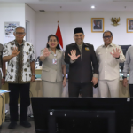 Pembahasan Ranperda RPIP Rampung February 3, 2026 5:32 pm Badan Pembentukan Peraturan Daerah (Bapemperda) DPRD DKI Jakarta menuntaskan pembahasan pasal per pasal Rancangan Peraturan Daerah (Ranperda) tentang Rencana Pembangunan Industri Provinsi (RPIP) DKI Jakarta Tahun 2026–2046. Ketua Bapemperda Abdul Aziz menyampaikan, pembahasan berhasil rampung, Selasa (3/2). “Bapemperda sudah menuntaskan pembahasan Ranperda tentang RPIP,” ujar Aziz. Ranperda tersebut sangat penting. Karena itu, Ranperda RPIP menjadi prioritas. Sebab, berkaitan langsung dengan kepentingan masyarakat. “Dampaknya terhadap perkembangan industri, perkembangan kebutuhan tenaga kerja,” jelas Aziz. Ia menambahkan, RPIP menjadi landasan penting menghadapi pergeseran struktur industri di ibukota. “Kita sudah mulai beralih dari industri manufacturing ke industri kreatif, industri berbasis IT,” ucap Aziz. Sementara itu, Kepala Dinas PPKUKM DKI Jakarta Elisabeth Ratu Rante Allo menegaskan, penyusunan RPIP merupakan kewajiban yang tertuang dalam regulasi nasional. Tanpa RPIP, kata dia, pembangunan industri berisiko berjalan tanpa arah yang jelas. “berpotensi tidak sinkron,” tutur Ratu. Berdasarkan evaluasi Kementerian Perindustrian pada 25 Juni 2025, DKI Jakarta tercatat belum menetapkan RPIP. “Maka RPIP menjadi kebutuhan mendesak yang tidak dapat ditunda lagi,” pungkas Ratu. (gie/df)