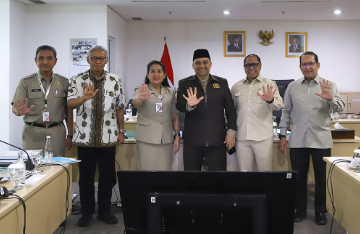 Pembahasan Ranperda RPIP Rampung February 3, 2026 5:32 pm Badan Pembentukan Peraturan Daerah (Bapemperda) DPRD DKI Jakarta menuntaskan pembahasan pasal per pasal Rancangan Peraturan Daerah (Ranperda) tentang Rencana Pembangunan Industri Provinsi (RPIP) DKI Jakarta Tahun 2026–2046. Ketua Bapemperda Abdul Aziz menyampaikan, pembahasan berhasil rampung, Selasa (3/2). “Bapemperda sudah menuntaskan pembahasan Ranperda tentang RPIP,” ujar Aziz. Ranperda tersebut sangat penting. Karena itu, Ranperda RPIP menjadi prioritas. Sebab, berkaitan langsung dengan kepentingan masyarakat. “Dampaknya terhadap perkembangan industri, perkembangan kebutuhan tenaga kerja,” jelas Aziz. Ia menambahkan, RPIP menjadi landasan penting menghadapi pergeseran struktur industri di ibukota. “Kita sudah mulai beralih dari industri manufacturing ke industri kreatif, industri berbasis IT,” ucap Aziz. Sementara itu, Kepala Dinas PPKUKM DKI Jakarta Elisabeth Ratu Rante Allo menegaskan, penyusunan RPIP merupakan kewajiban yang tertuang dalam regulasi nasional. Tanpa RPIP, kata dia, pembangunan industri berisiko berjalan tanpa arah yang jelas. “berpotensi tidak sinkron,” tutur Ratu. Berdasarkan evaluasi Kementerian Perindustrian pada 25 Juni 2025, DKI Jakarta tercatat belum menetapkan RPIP. “Maka RPIP menjadi kebutuhan mendesak yang tidak dapat ditunda lagi,” pungkas Ratu. (gie/df)